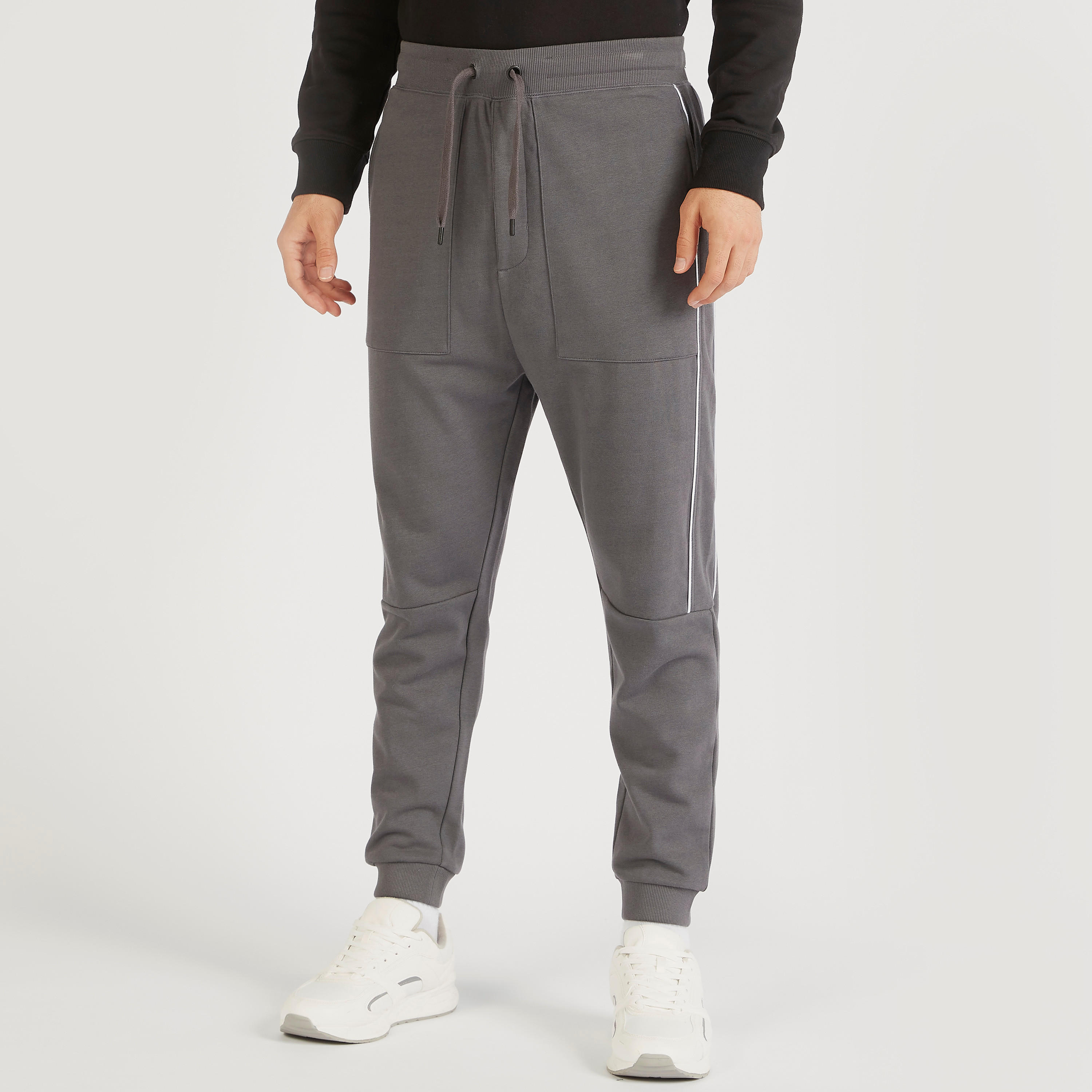 بنطلون رياضي سادة بخصر متوسّط الارتفاع ورباط إغلاق وجيوب-men-clothing-bottoms-joggers-image-5