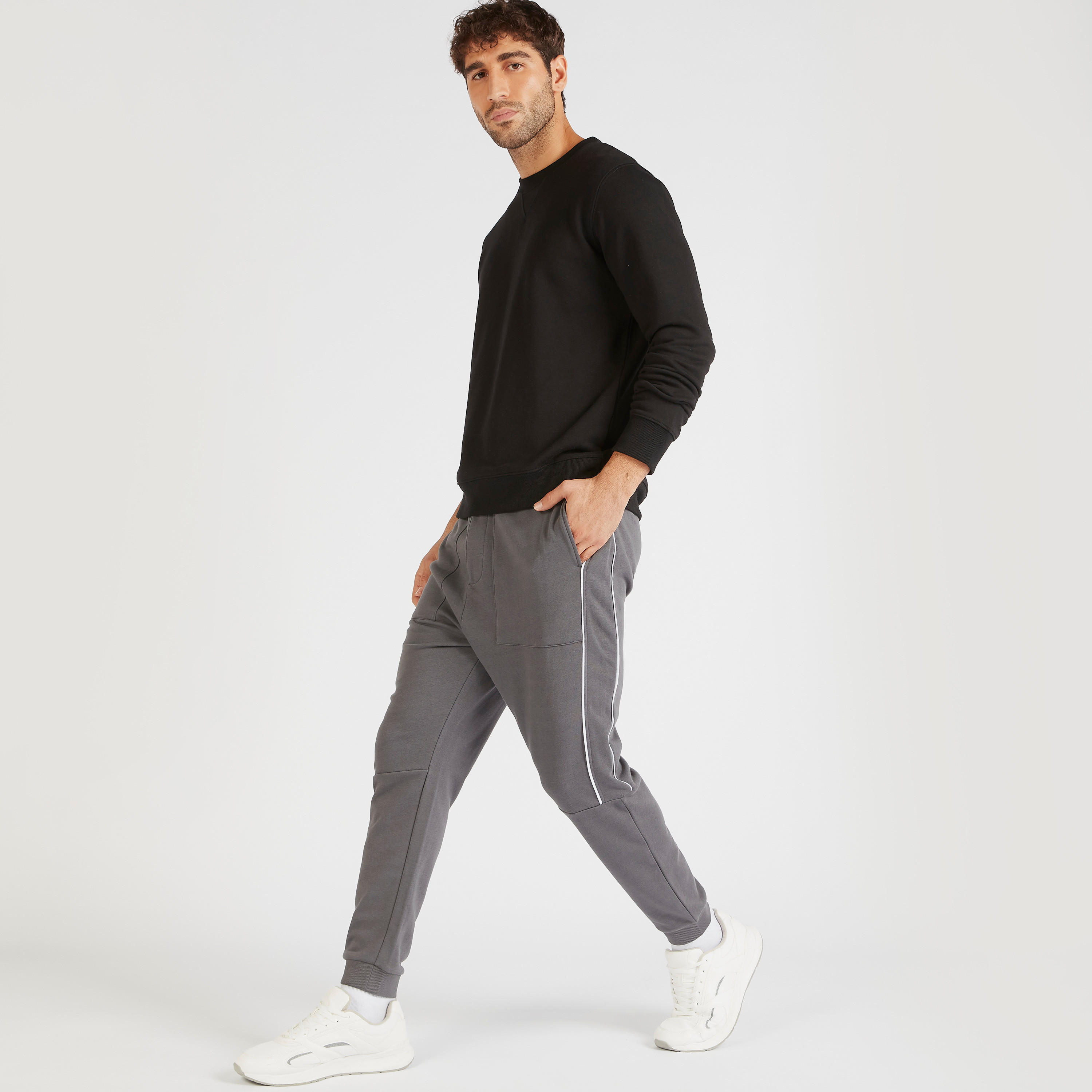 بنطلون رياضي سادة بخصر متوسّط الارتفاع ورباط إغلاق وجيوب-men-clothing-bottoms-joggers-image-4