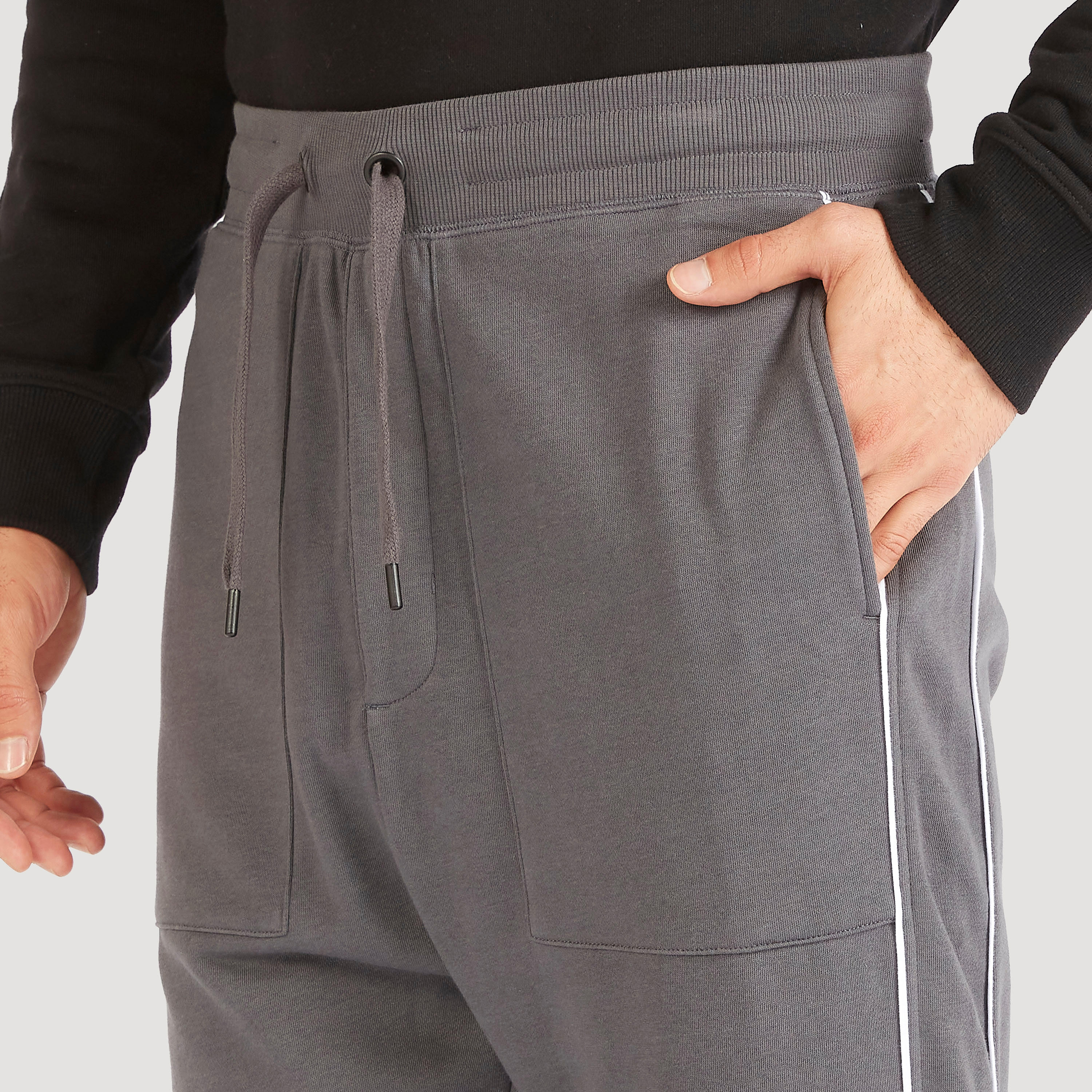 بنطلون رياضي سادة بخصر متوسّط الارتفاع ورباط إغلاق وجيوب-men-clothing-bottoms-joggers-image-3