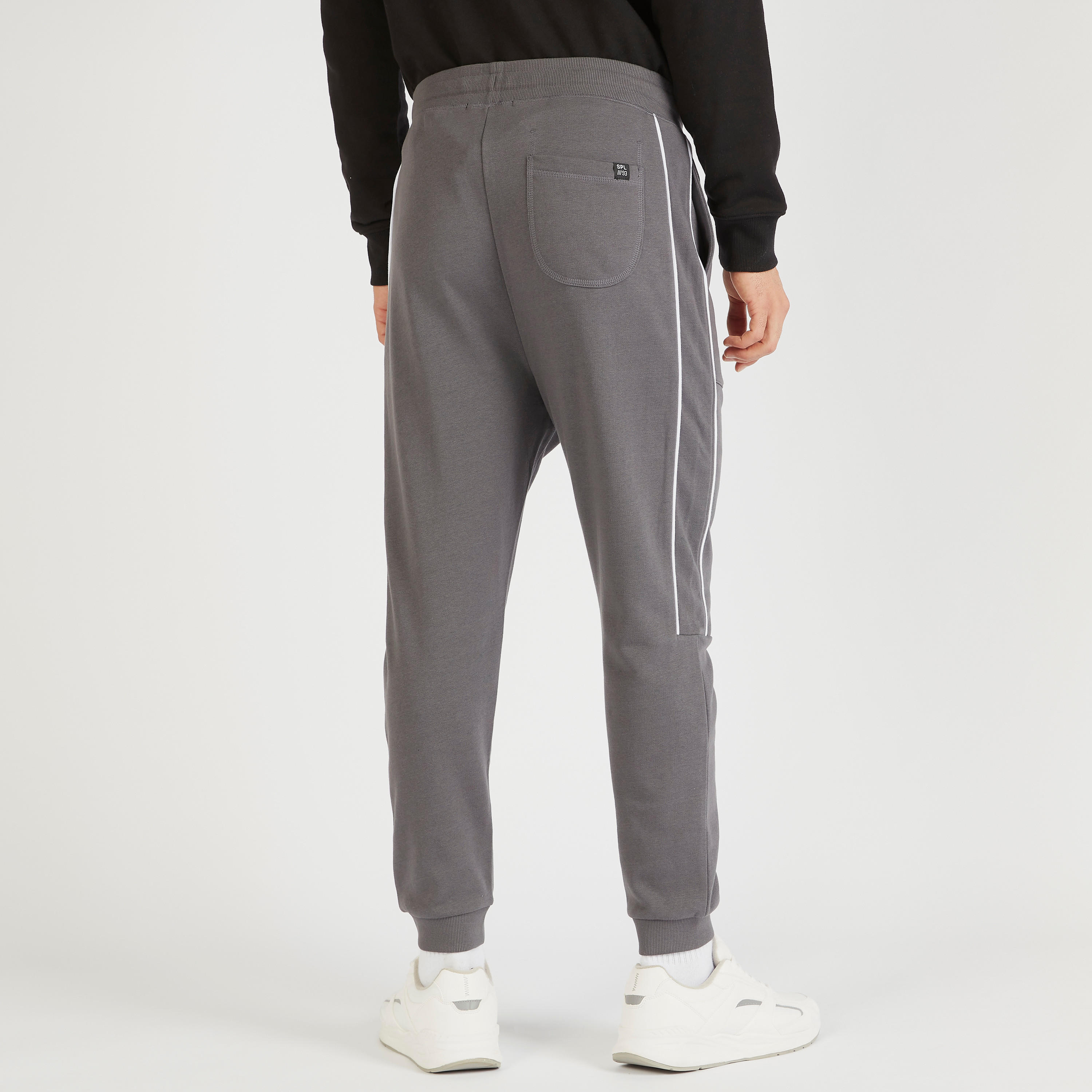بنطلون رياضي سادة بخصر متوسّط الارتفاع ورباط إغلاق وجيوب-men-clothing-bottoms-joggers-image-2