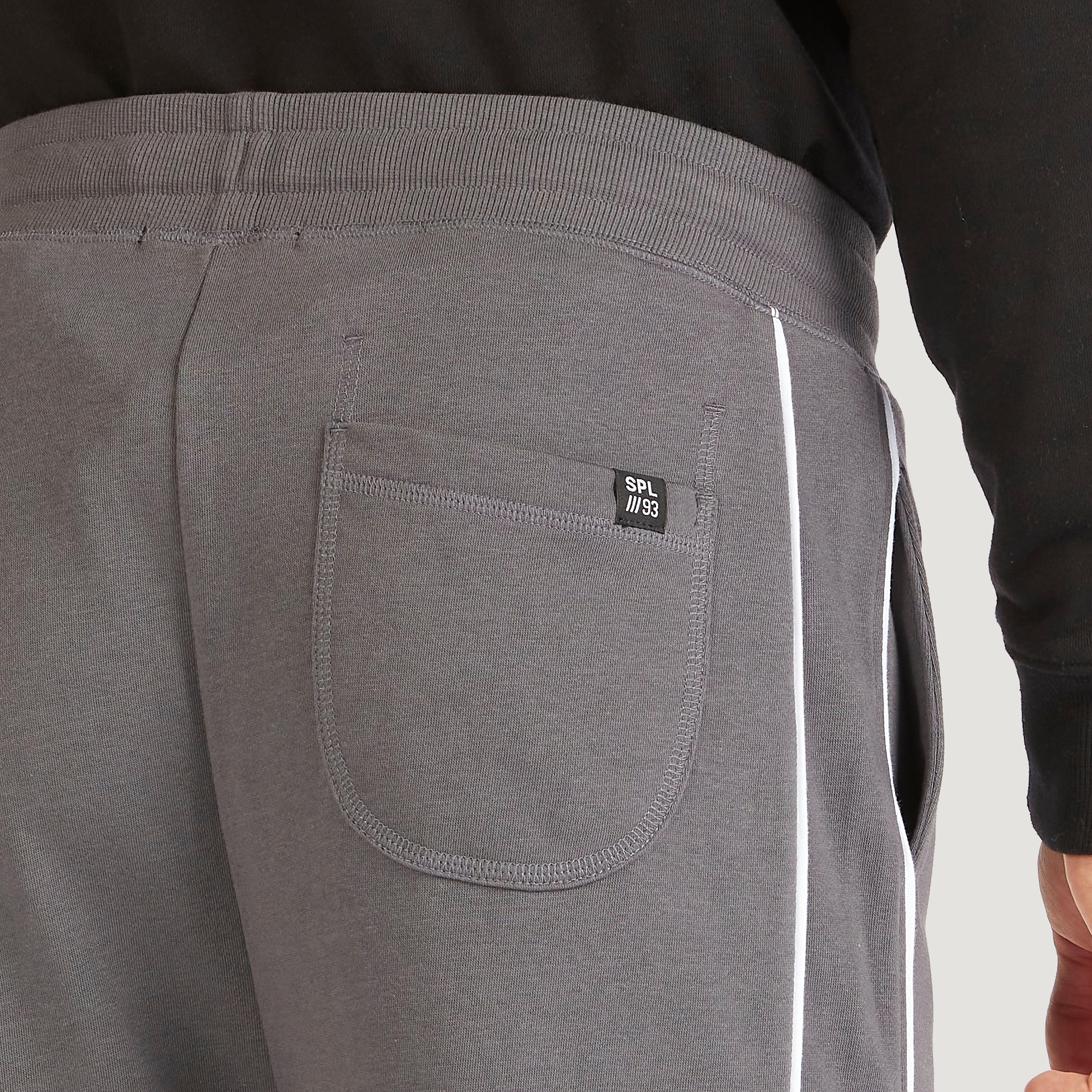 بنطلون رياضي سادة بخصر متوسّط الارتفاع ورباط إغلاق وجيوب-men-clothing-bottoms-joggers-image-1