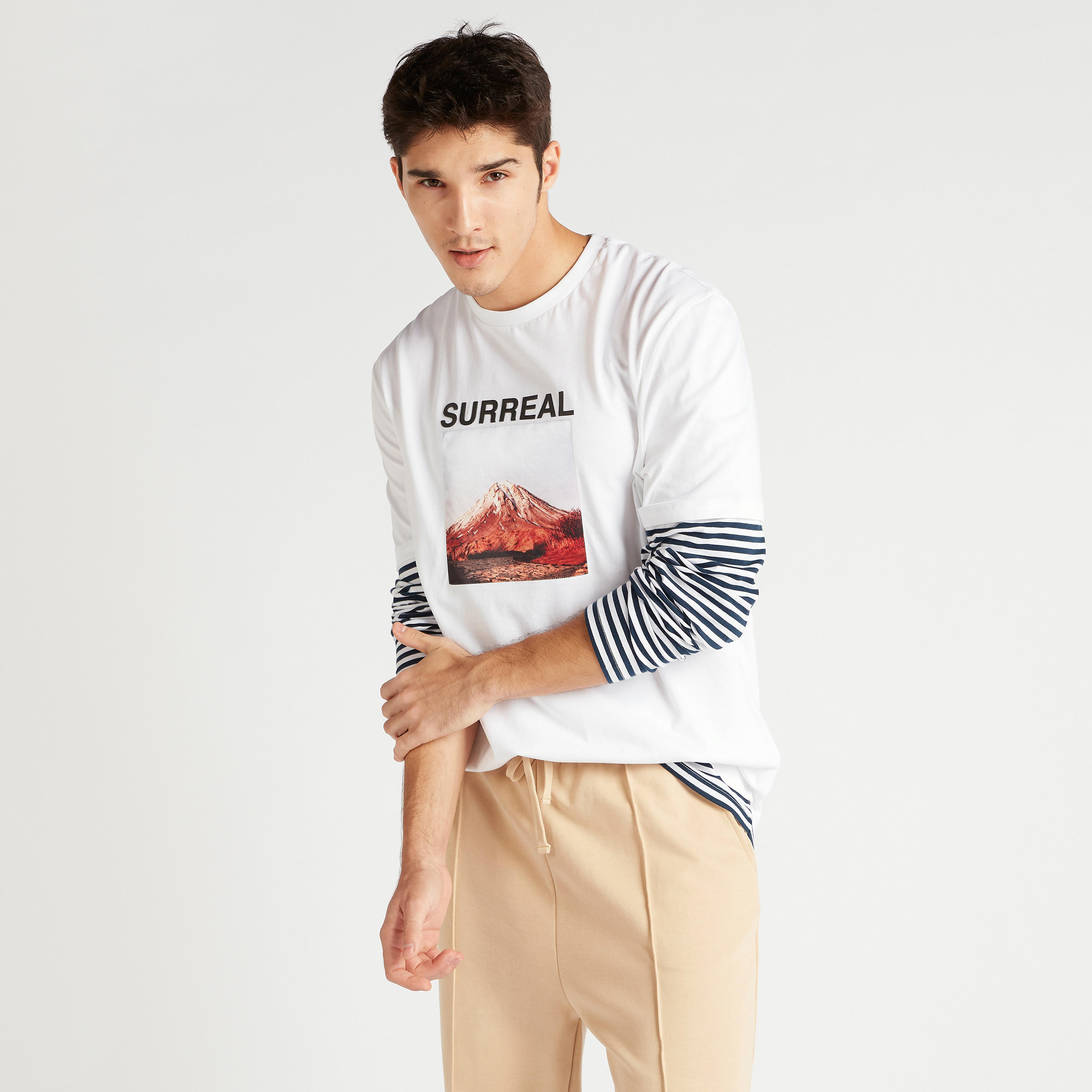 تيشيرت بياقة ضيّقة وأكمام طويلة وطبعات-men-clothing-tshirtsandpolos-tshirts-image-1