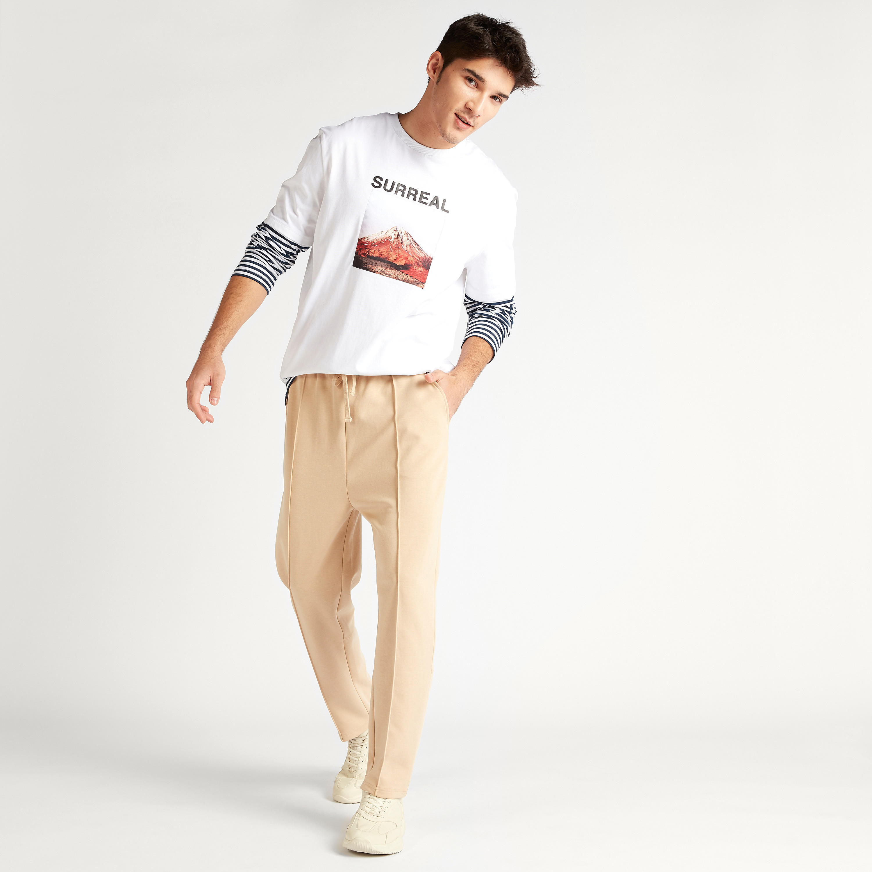 تيشيرت بياقة ضيّقة وأكمام طويلة وطبعات-men-clothing-tshirtsandpolos-tshirts-image-2
