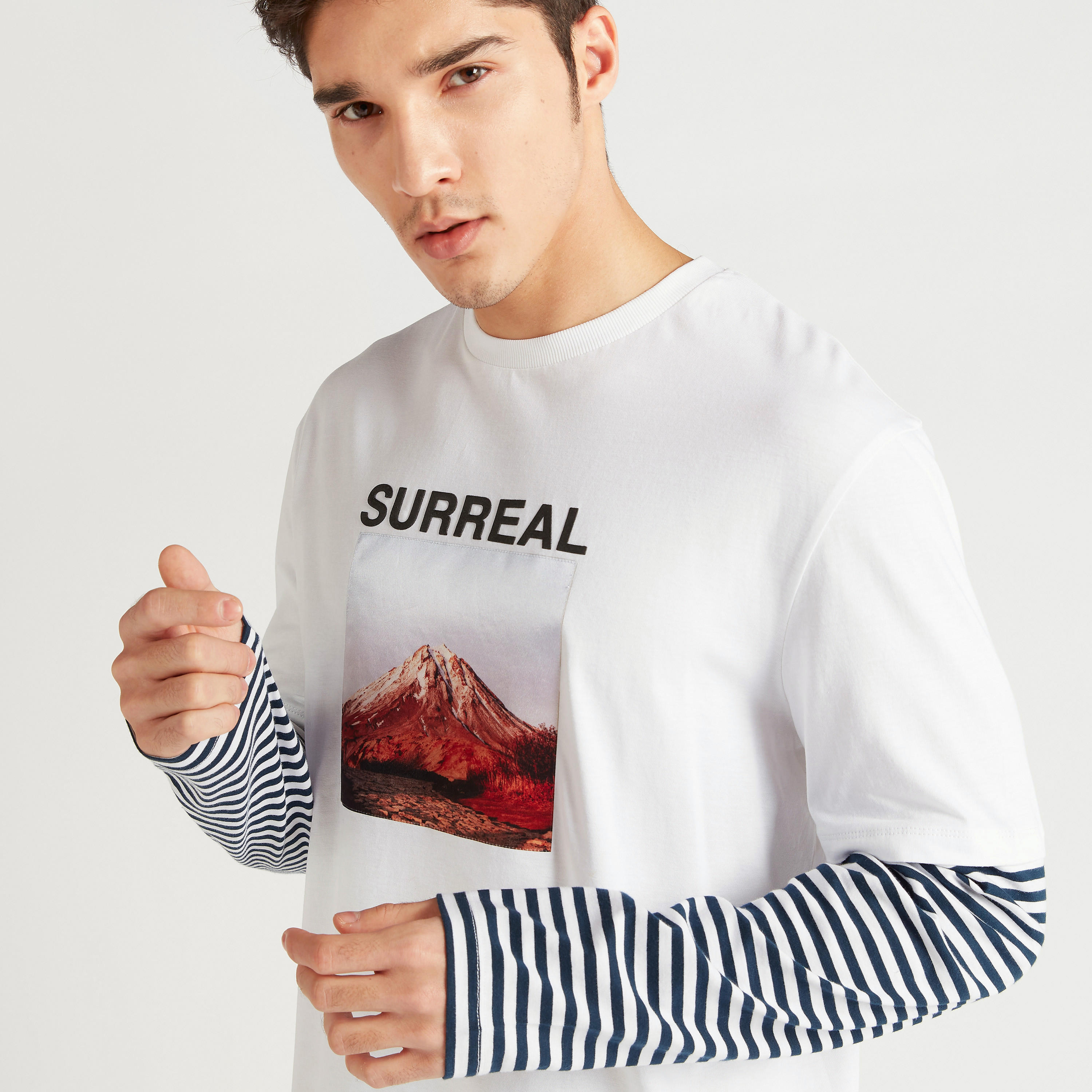 تيشيرت بياقة ضيّقة وأكمام طويلة وطبعات-men-clothing-tshirtsandpolos-tshirts-image-3