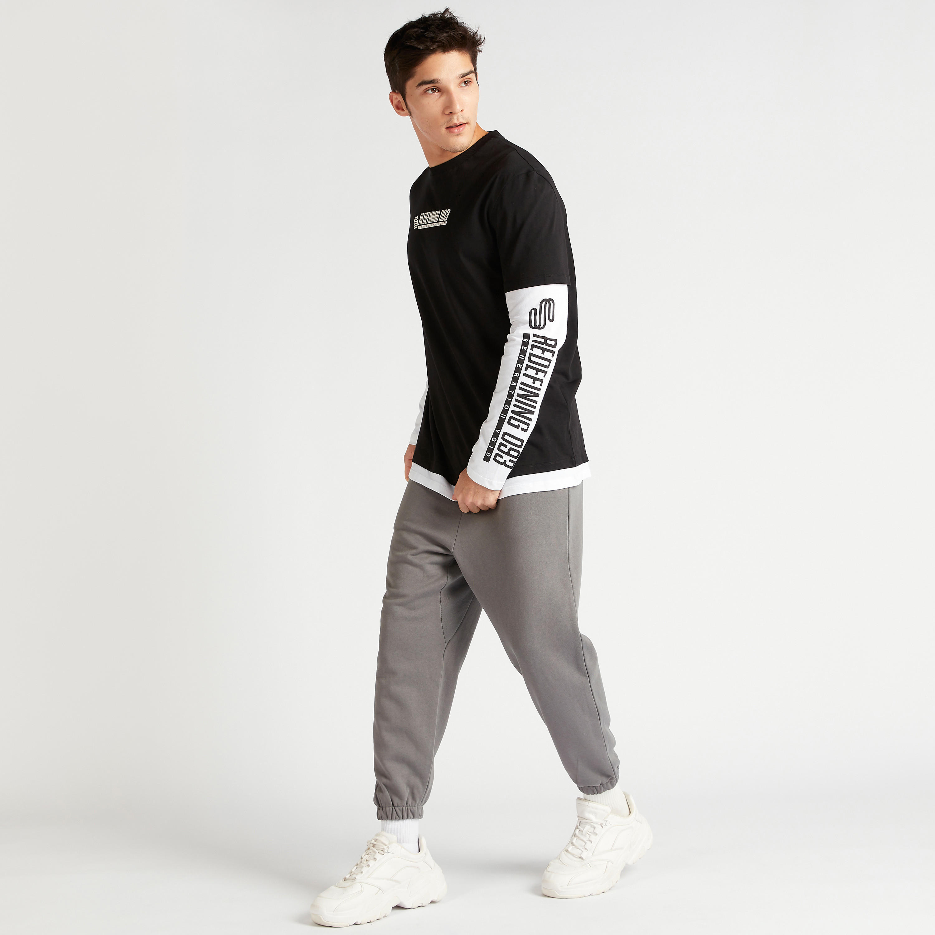 تيشيرت بياقة ضيّقة وأكمام طويلة وطبعات-men-clothing-tshirtsandpolos-tshirts-image-2
