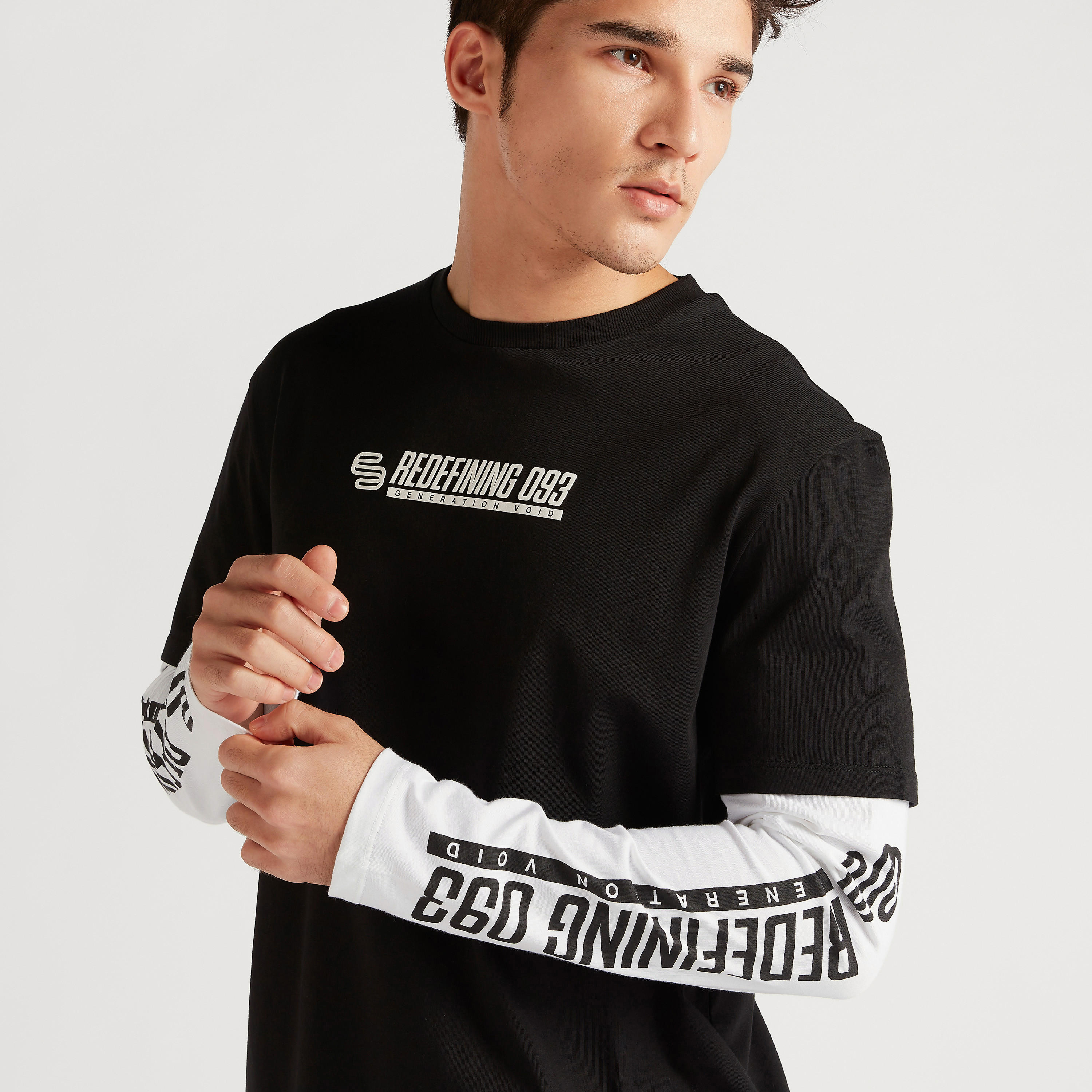 تيشيرت بياقة ضيّقة وأكمام طويلة وطبعات-men-clothing-tshirtsandpolos-tshirts-image-3