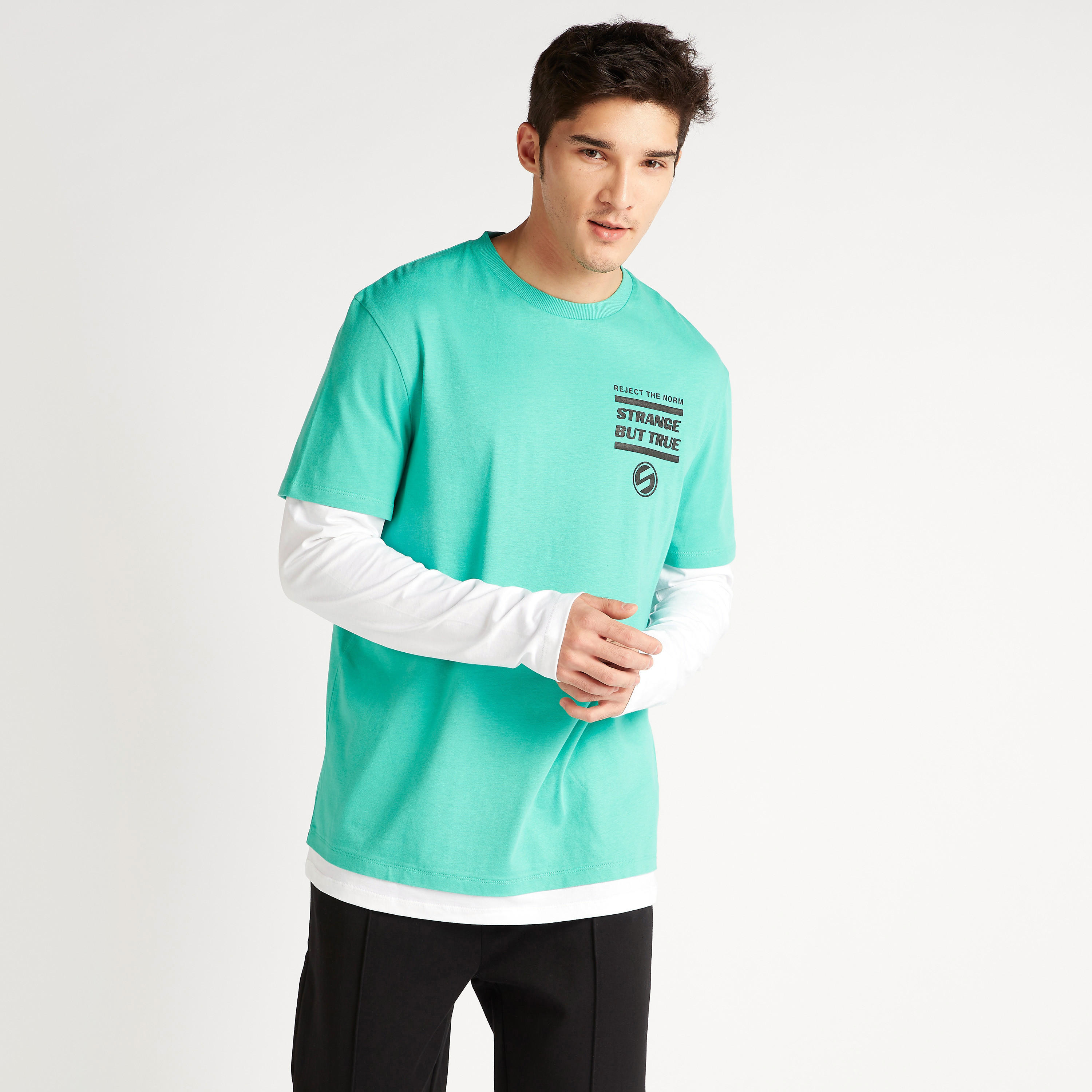 تيشيرت بياقة ضيّقة وأكمام طويلة وطبعات-men-clothing-tshirtsandpolos-tshirts-image-1