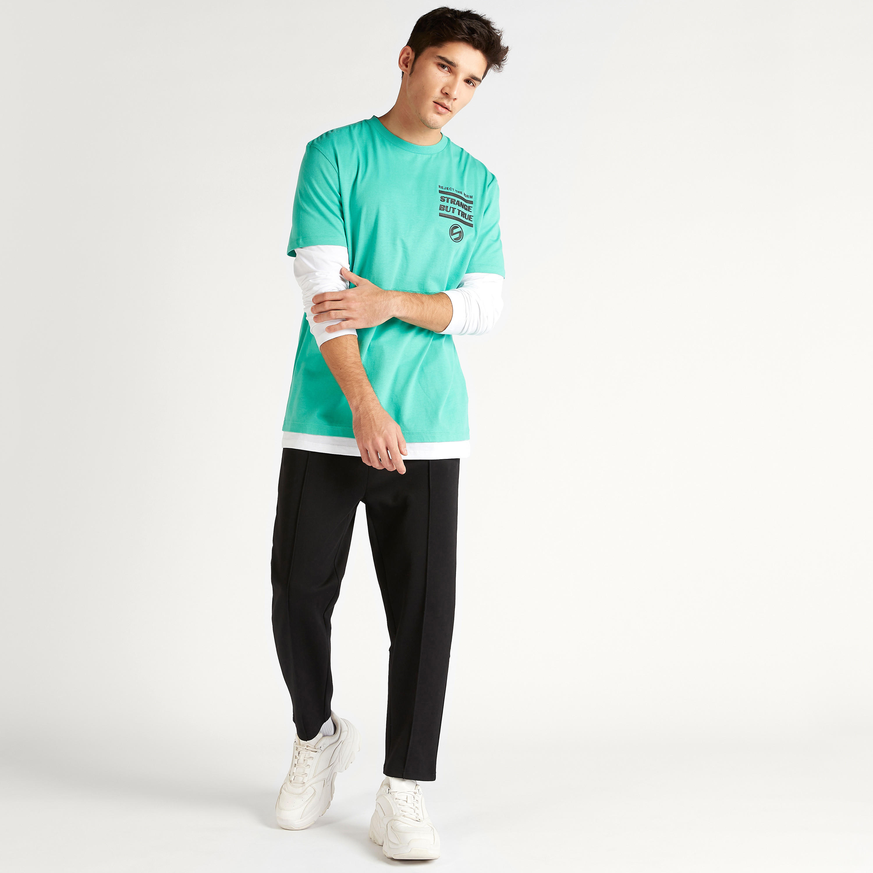 تيشيرت بياقة ضيّقة وأكمام طويلة وطبعات-men-clothing-tshirtsandpolos-tshirts-image-2