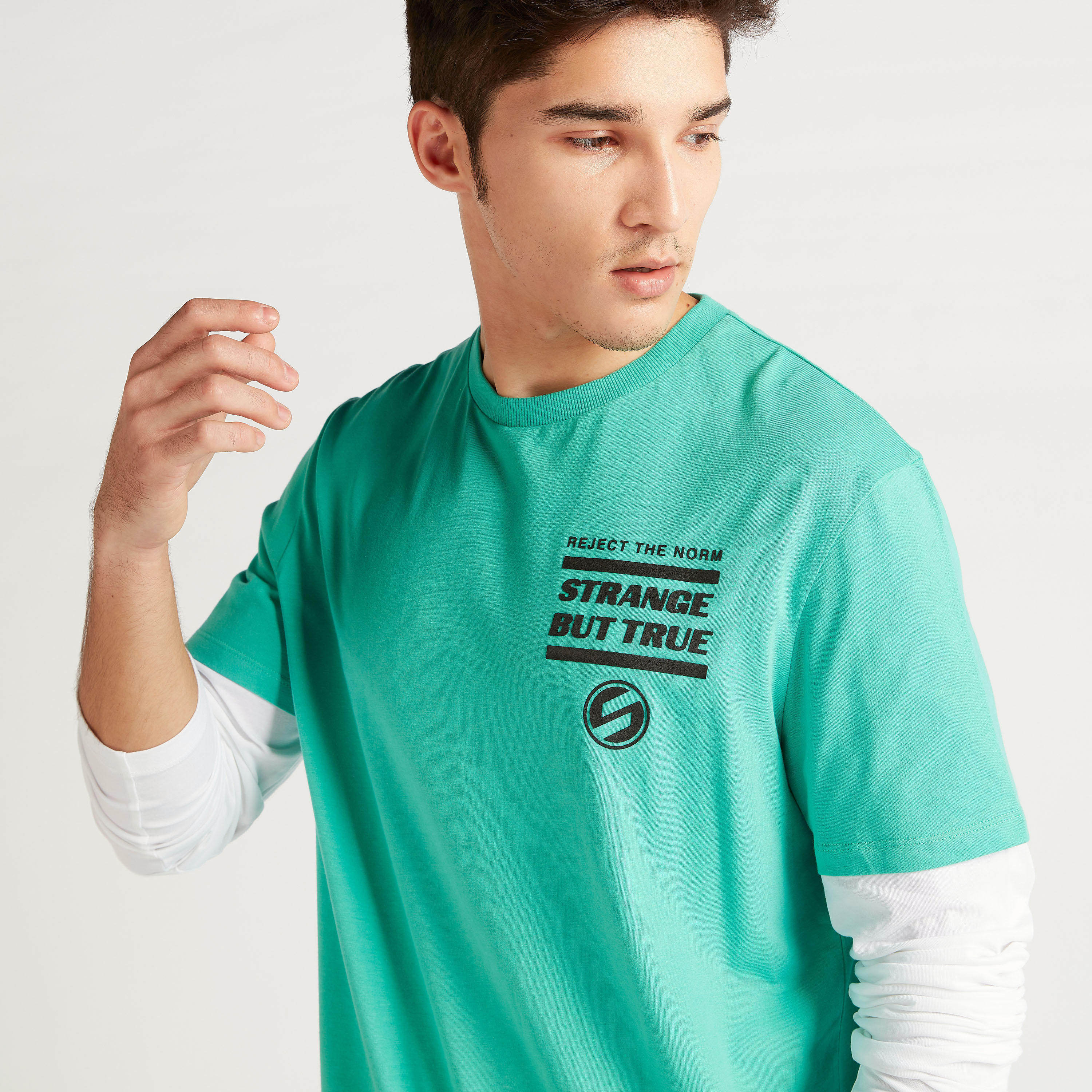 تيشيرت بياقة ضيّقة وأكمام طويلة وطبعات-men-clothing-tshirtsandpolos-tshirts-image-3