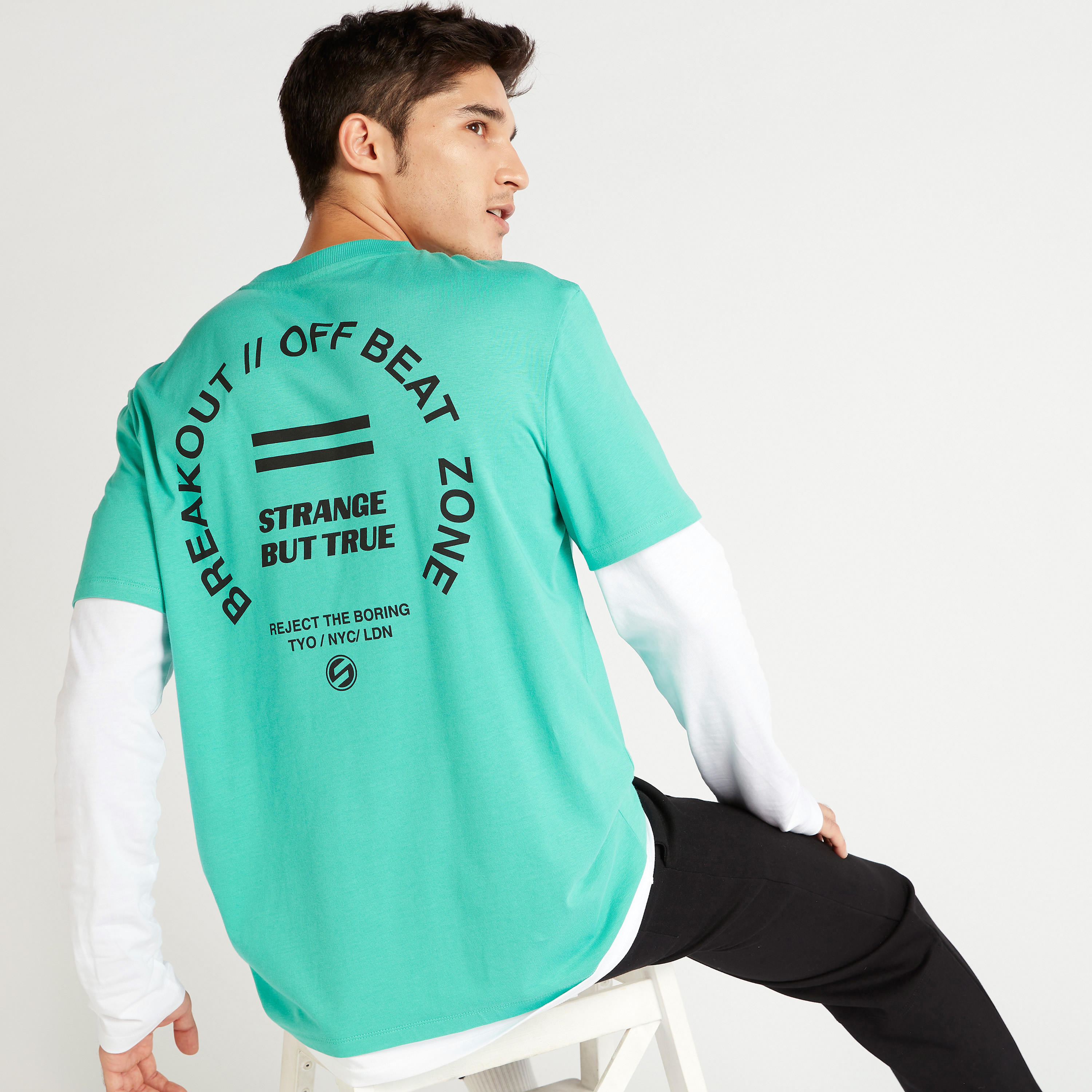 تيشيرت بياقة ضيّقة وأكمام طويلة وطبعات-men-clothing-tshirtsandpolos-tshirts-image-4