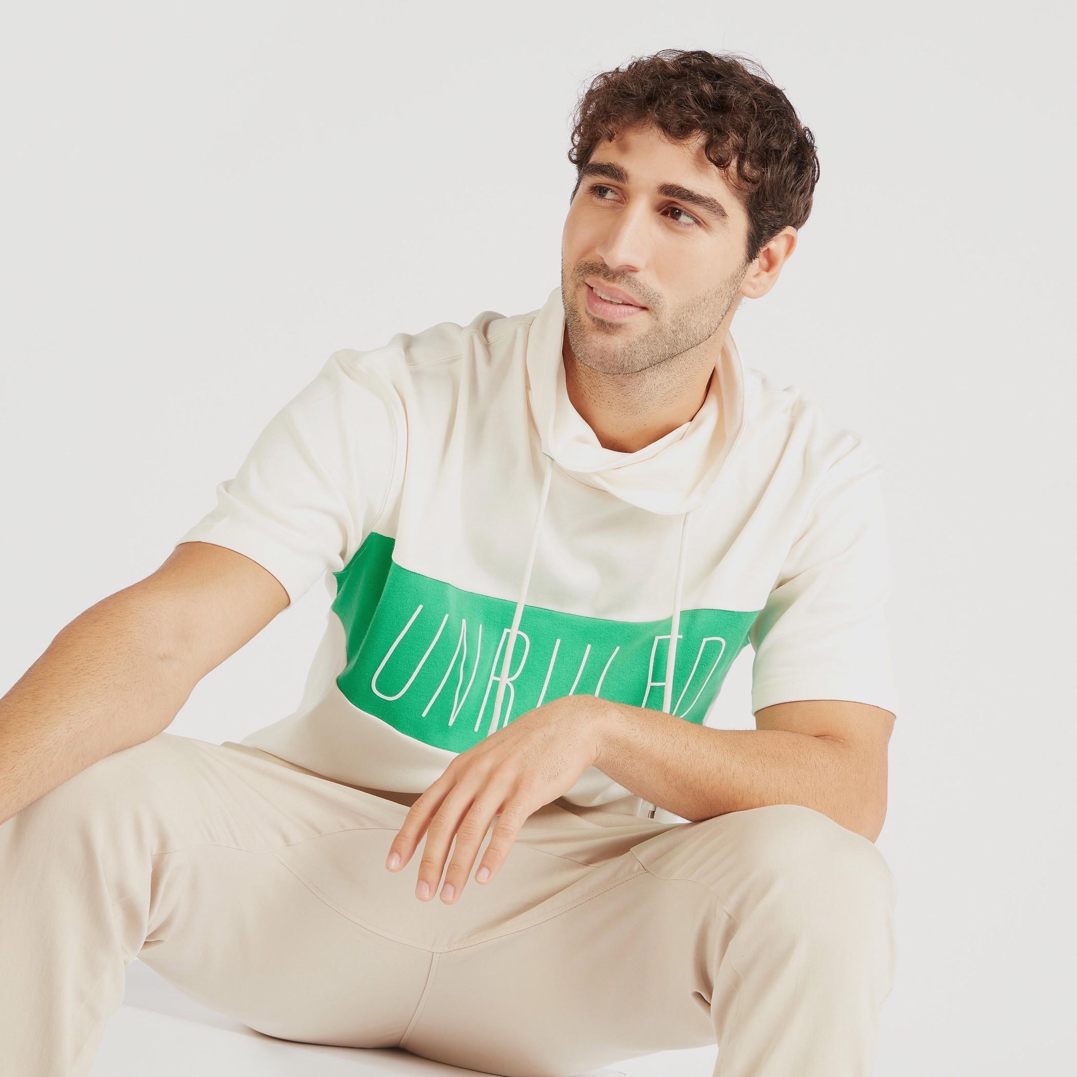 تيشيرت بأكمام قصيرة وياقة عالية وطبعات-men-clothing-tshirtsandpolos-tshirts-image-1