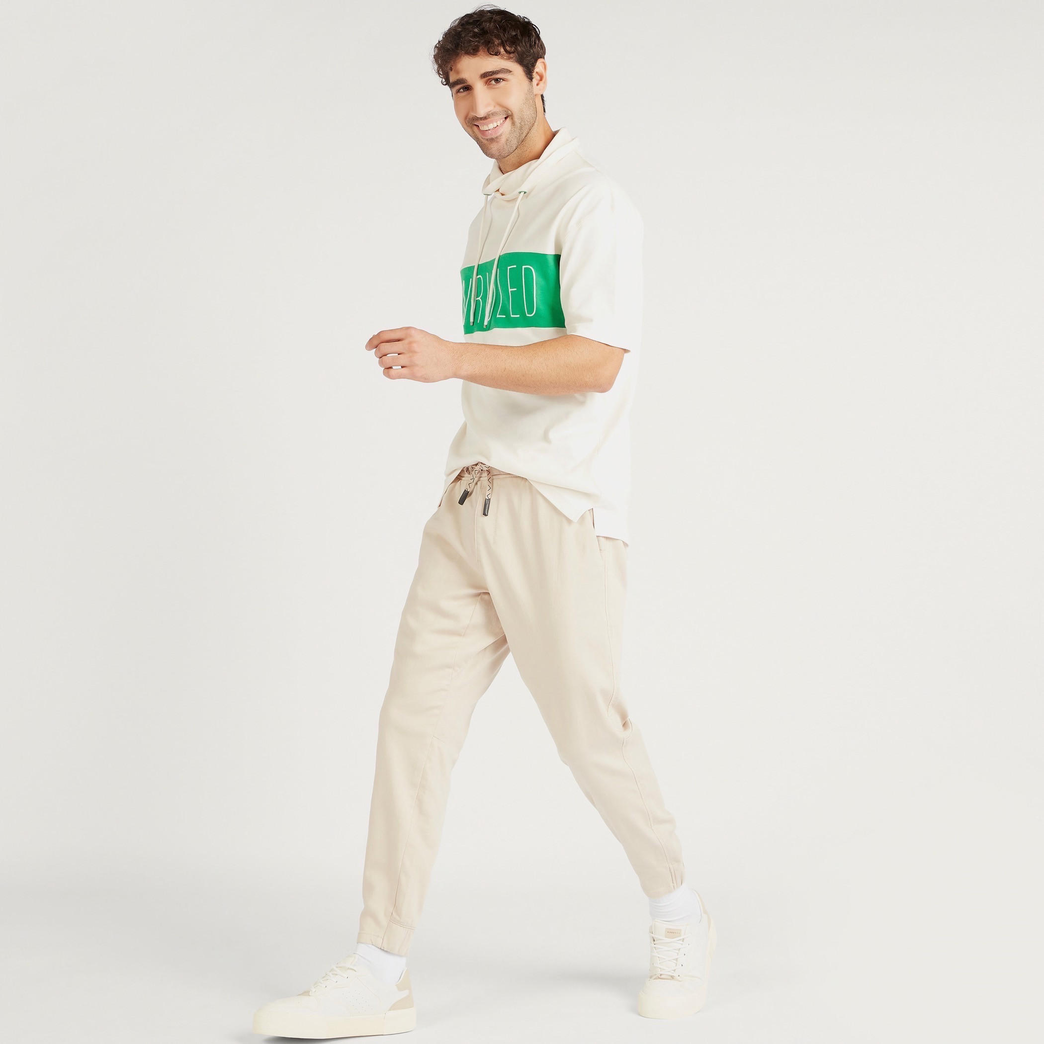 تيشيرت بأكمام قصيرة وياقة عالية وطبعات-men-clothing-tshirtsandpolos-tshirts-image-2