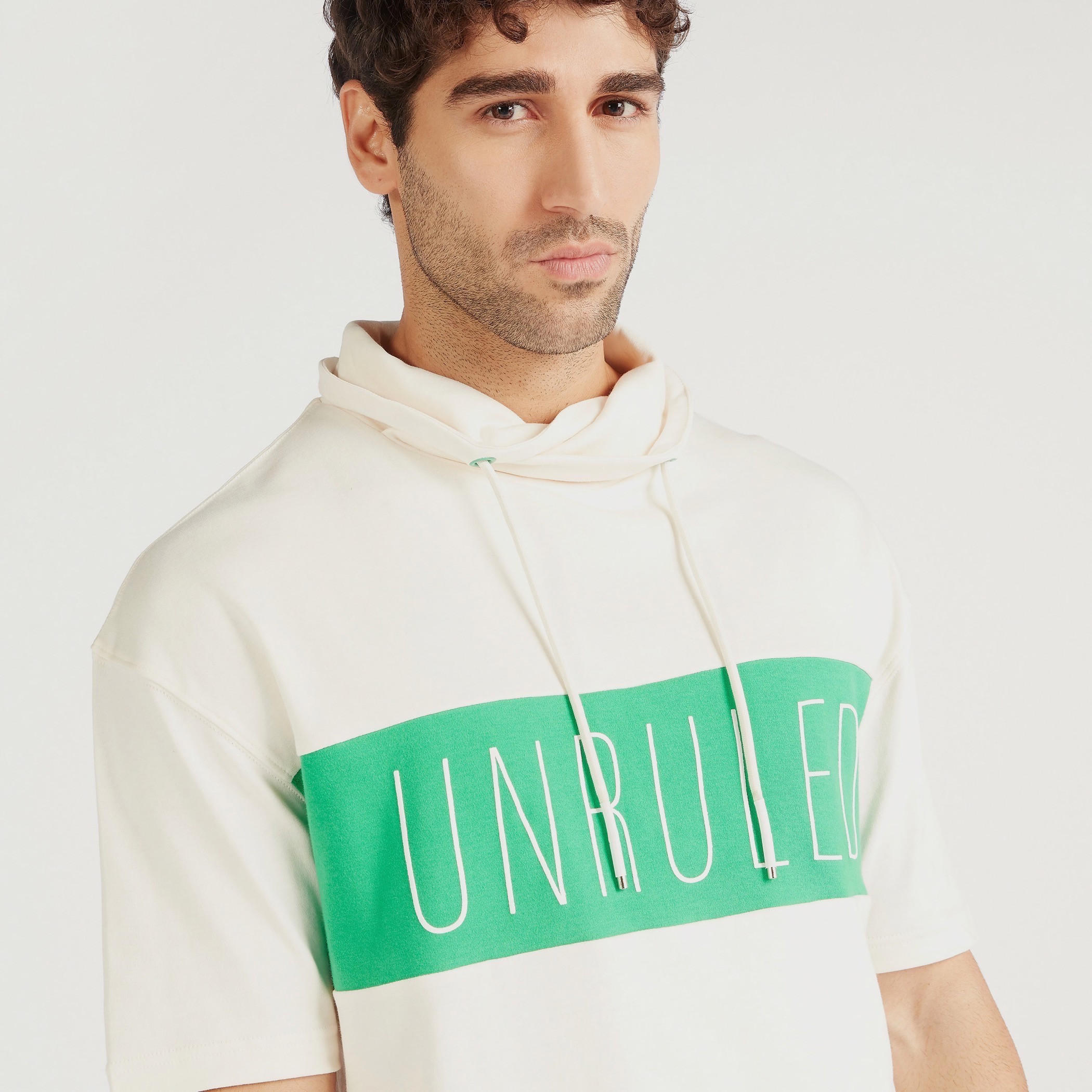 تيشيرت بأكمام قصيرة وياقة عالية وطبعات-men-clothing-tshirtsandpolos-tshirts-image-3
