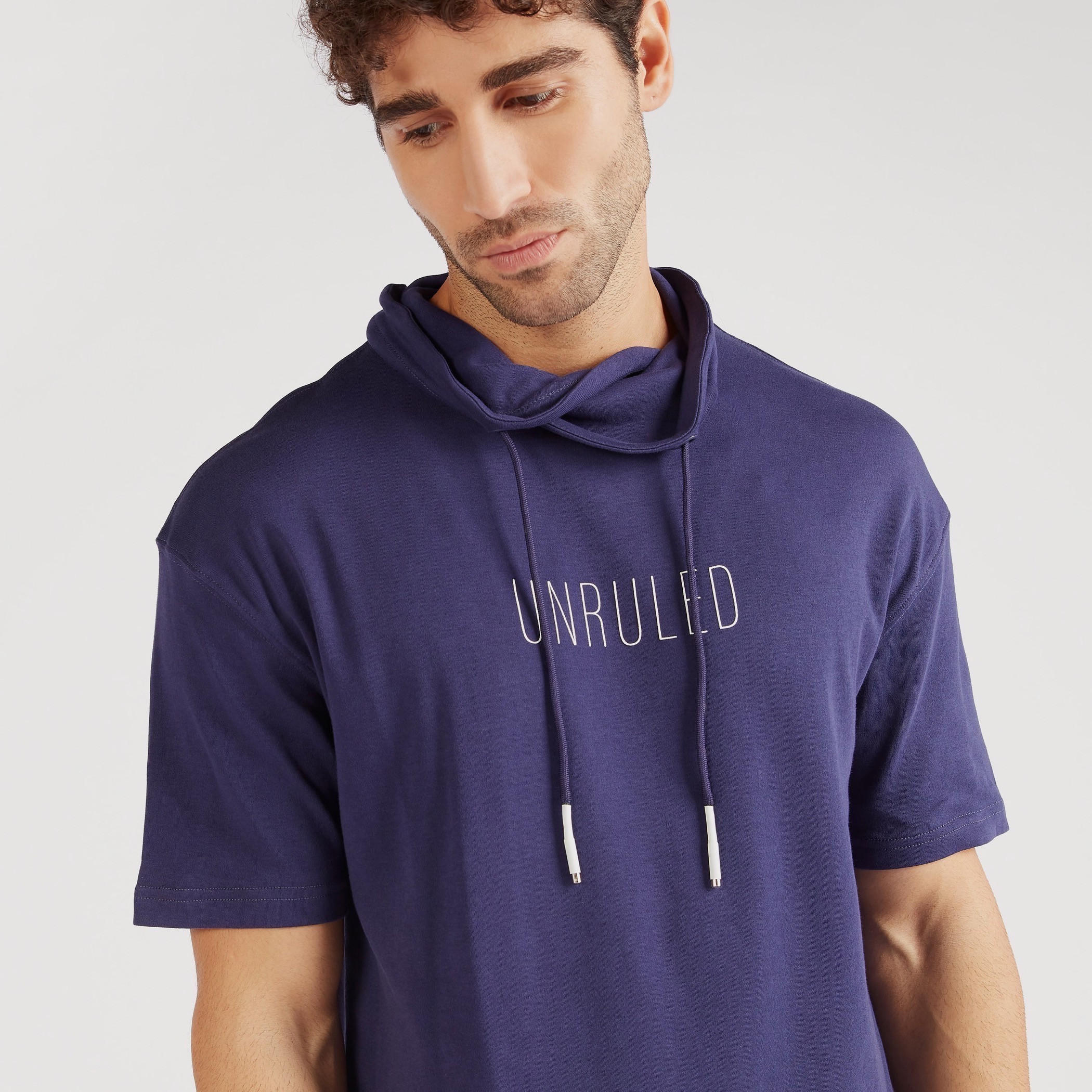تيشيرت بياقة عالية وأكمام قصيرة وطبعات-men-clothing-tshirtsandpolos-tshirts-image-3
