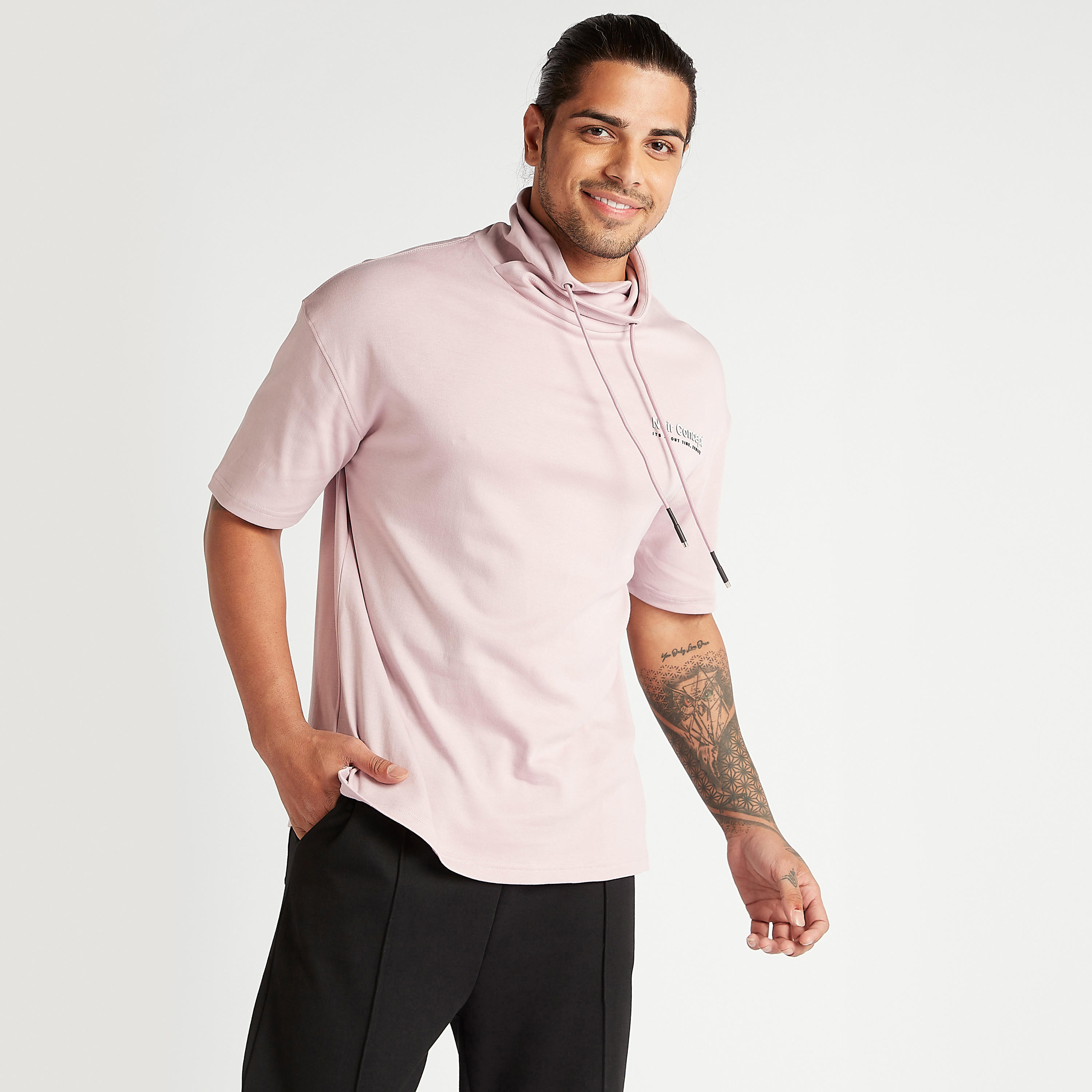 تيشيرت بياقة عالية وأكمام قصيرة وتفاصيل مزخرفة-men-clothing-tshirtsandpolos-tshirts-image-1