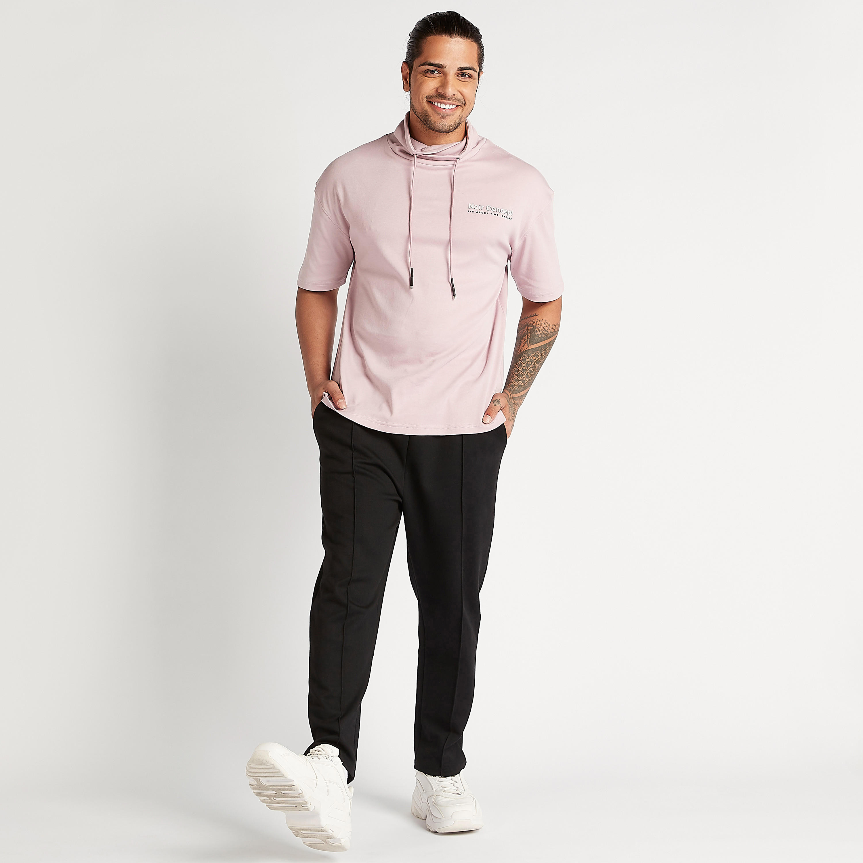 تيشيرت بياقة عالية وأكمام قصيرة وتفاصيل مزخرفة-men-clothing-tshirtsandpolos-tshirts-image-2