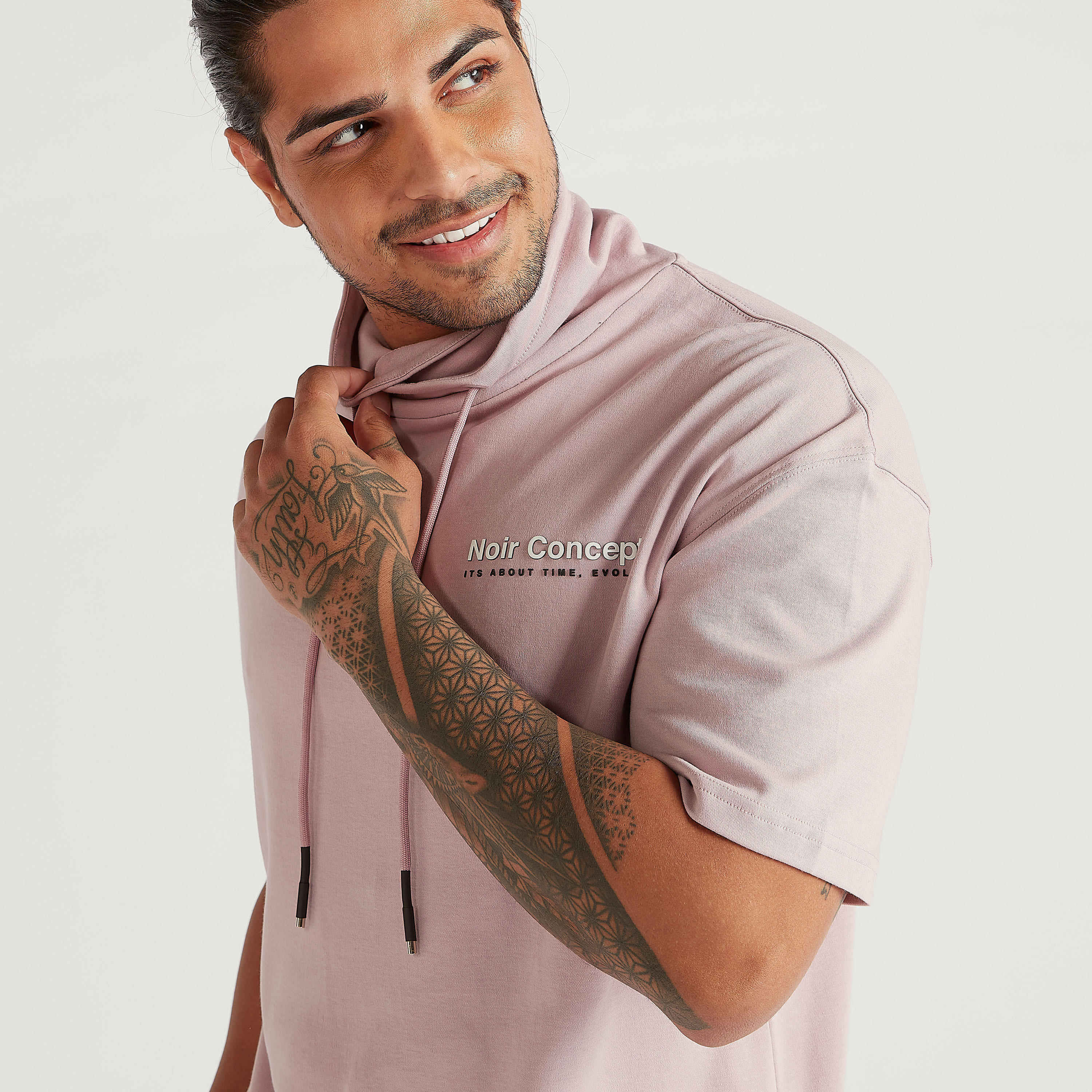 تيشيرت بياقة عالية وأكمام قصيرة وتفاصيل مزخرفة-men-clothing-tshirtsandpolos-tshirts-image-3