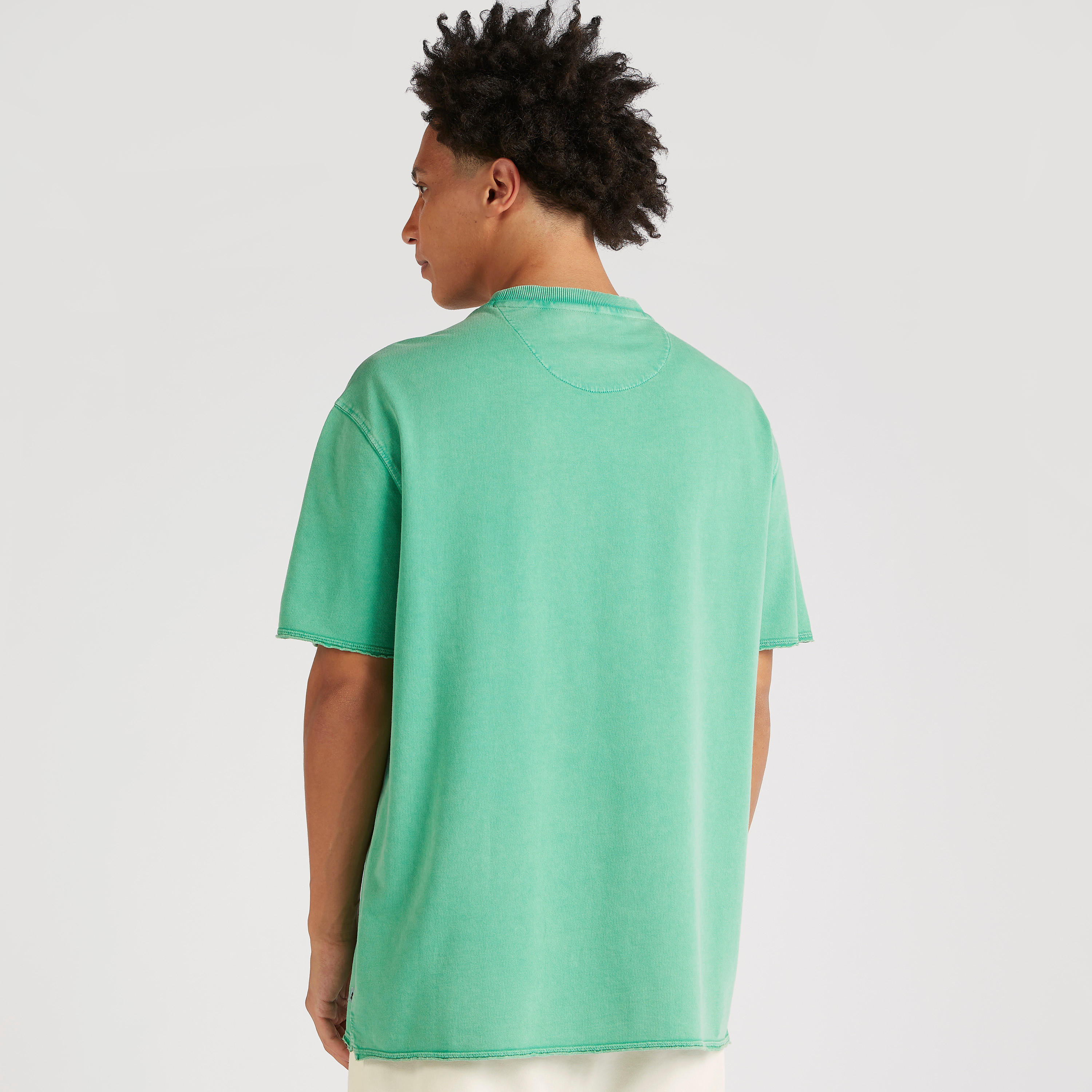 تيشيرت سادة بياقة ضيّقة وأكمام قصيرة-men-clothing-tshirtsandpolos-tshirts-image-4