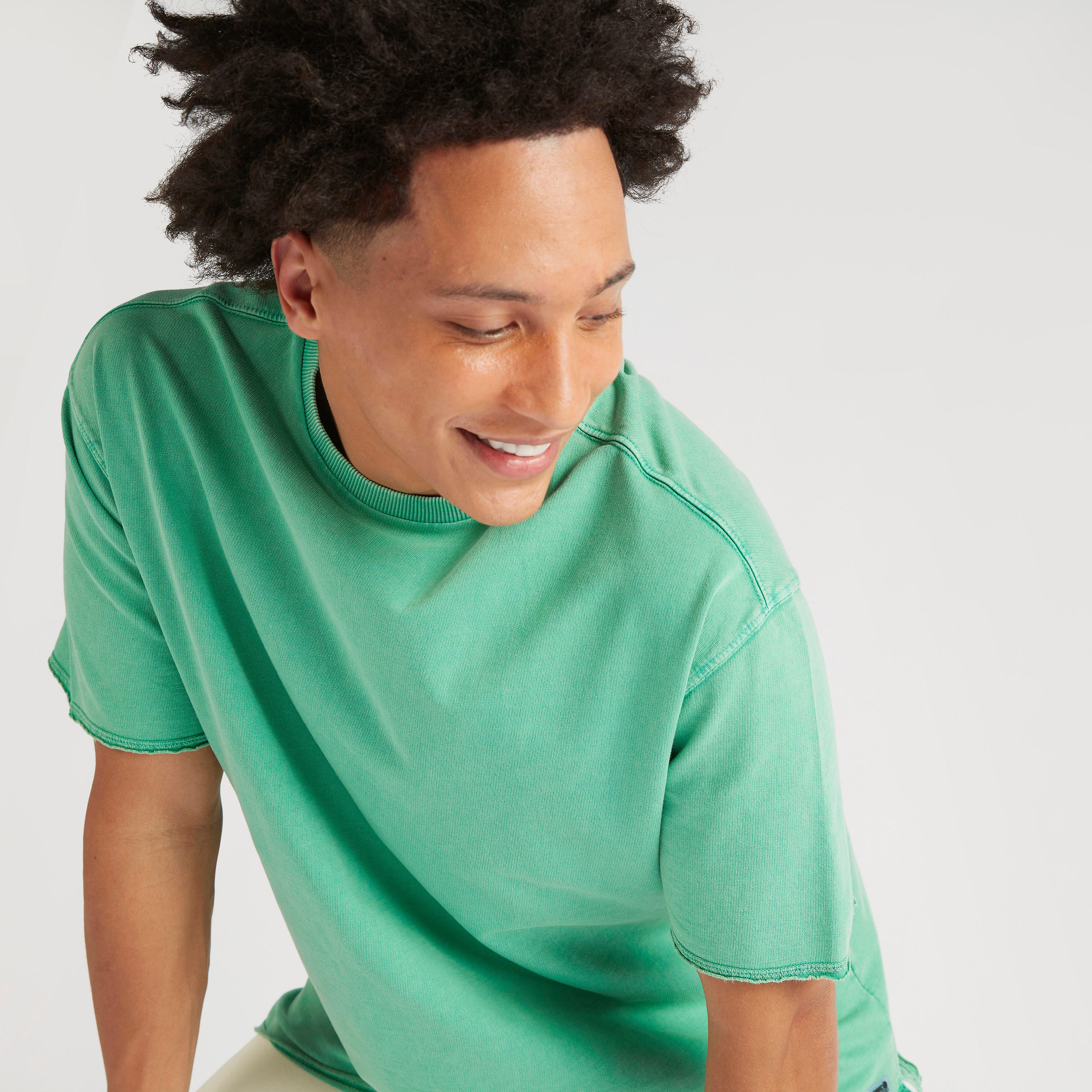 تيشيرت سادة بياقة ضيّقة وأكمام قصيرة-men-clothing-tshirtsandpolos-tshirts-image-1