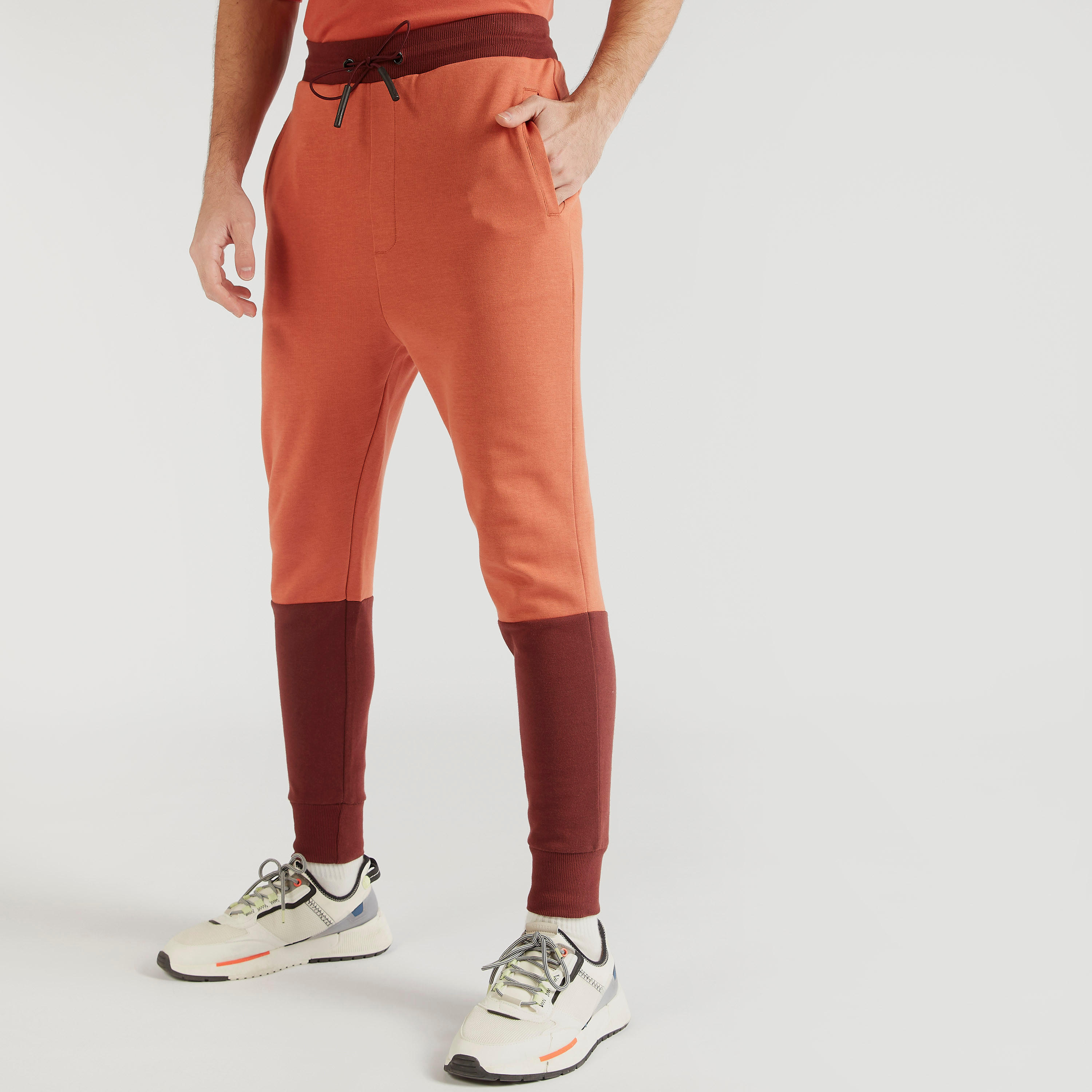 بنطلون رياضي بقوالب ملوّنة وخصر متوسط الارتفاع-men-clothing-bottoms-joggers-image-5