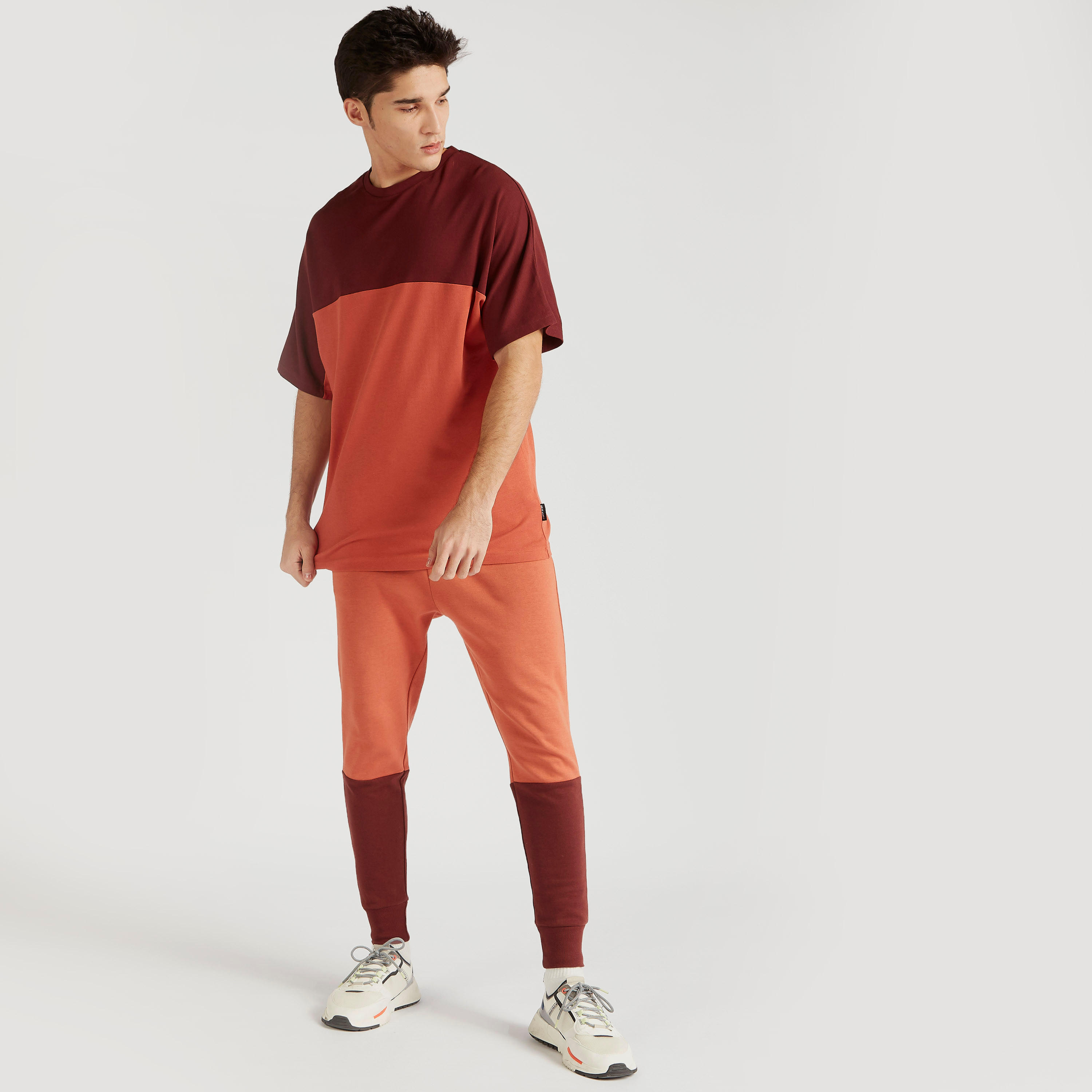 بنطلون رياضي بقوالب ملوّنة وخصر متوسط الارتفاع-men-clothing-bottoms-joggers-image-4