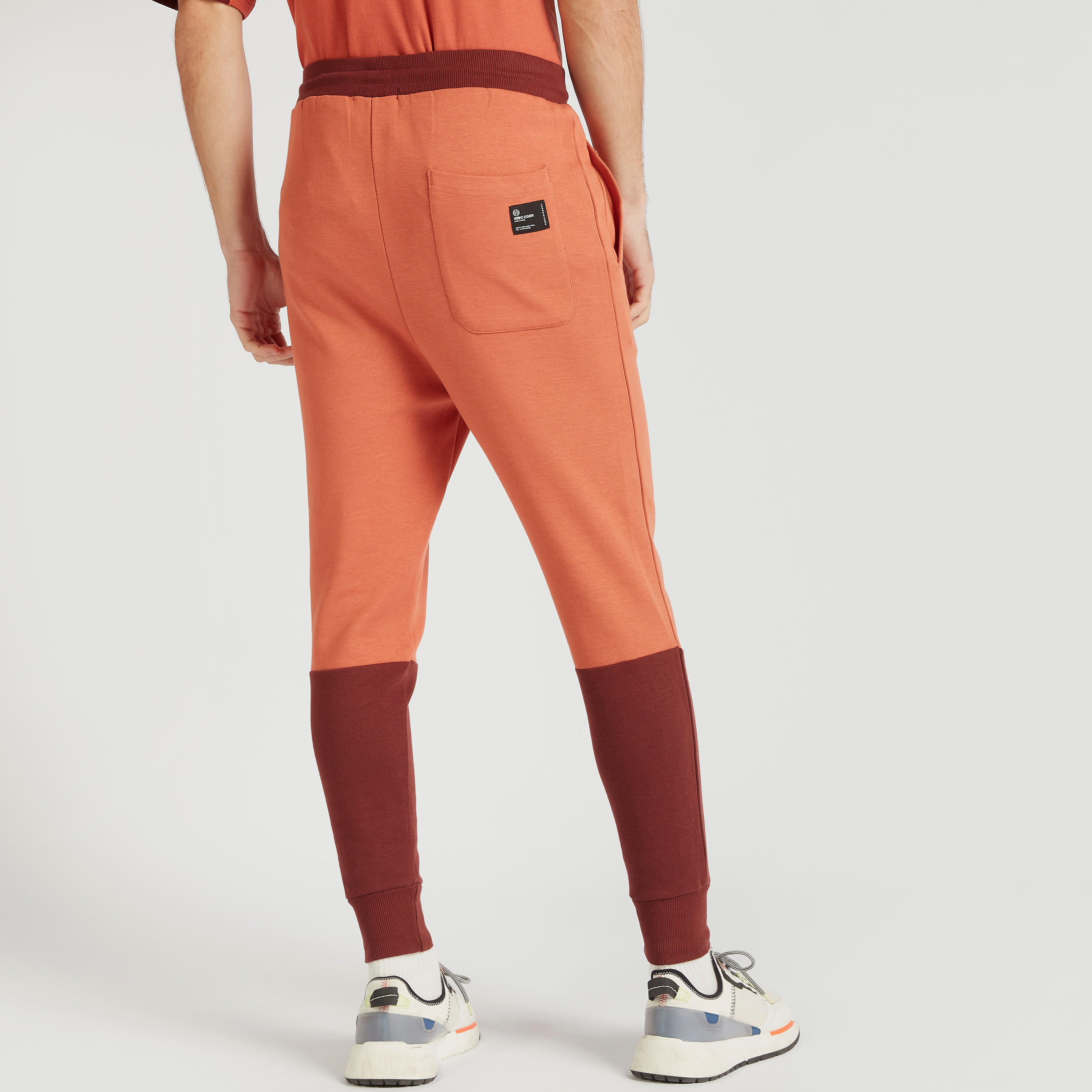 بنطلون رياضي بقوالب ملوّنة وخصر متوسط الارتفاع-men-clothing-bottoms-joggers-image-2