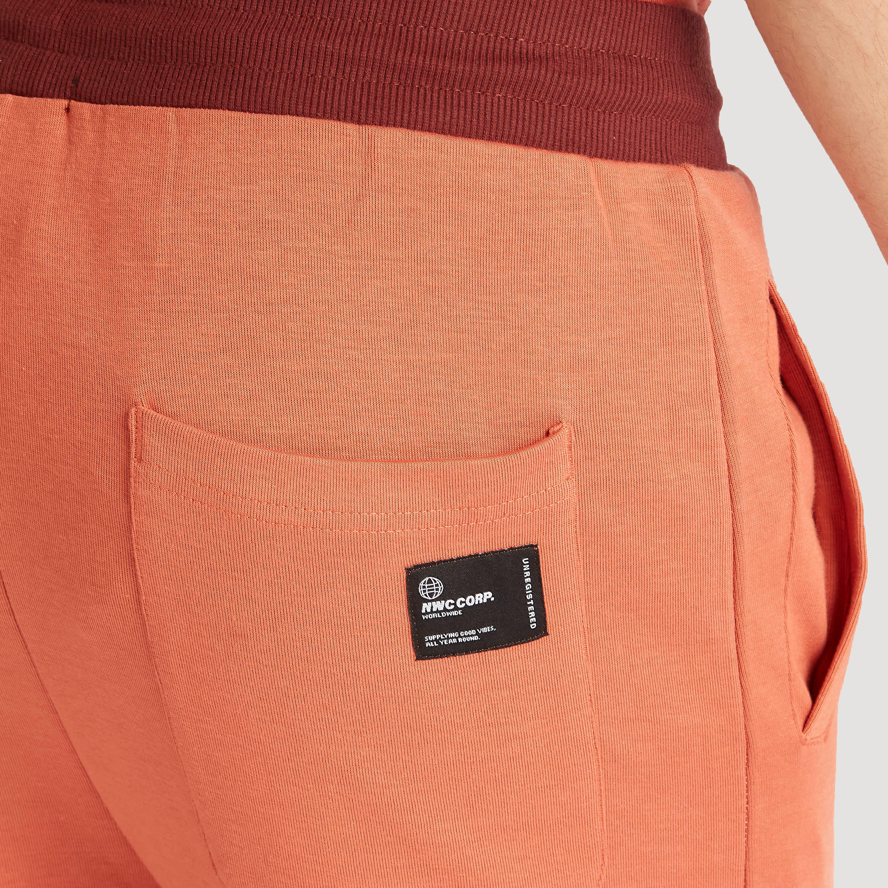 بنطلون رياضي بقوالب ملوّنة وخصر متوسط الارتفاع-men-clothing-bottoms-joggers-image-1