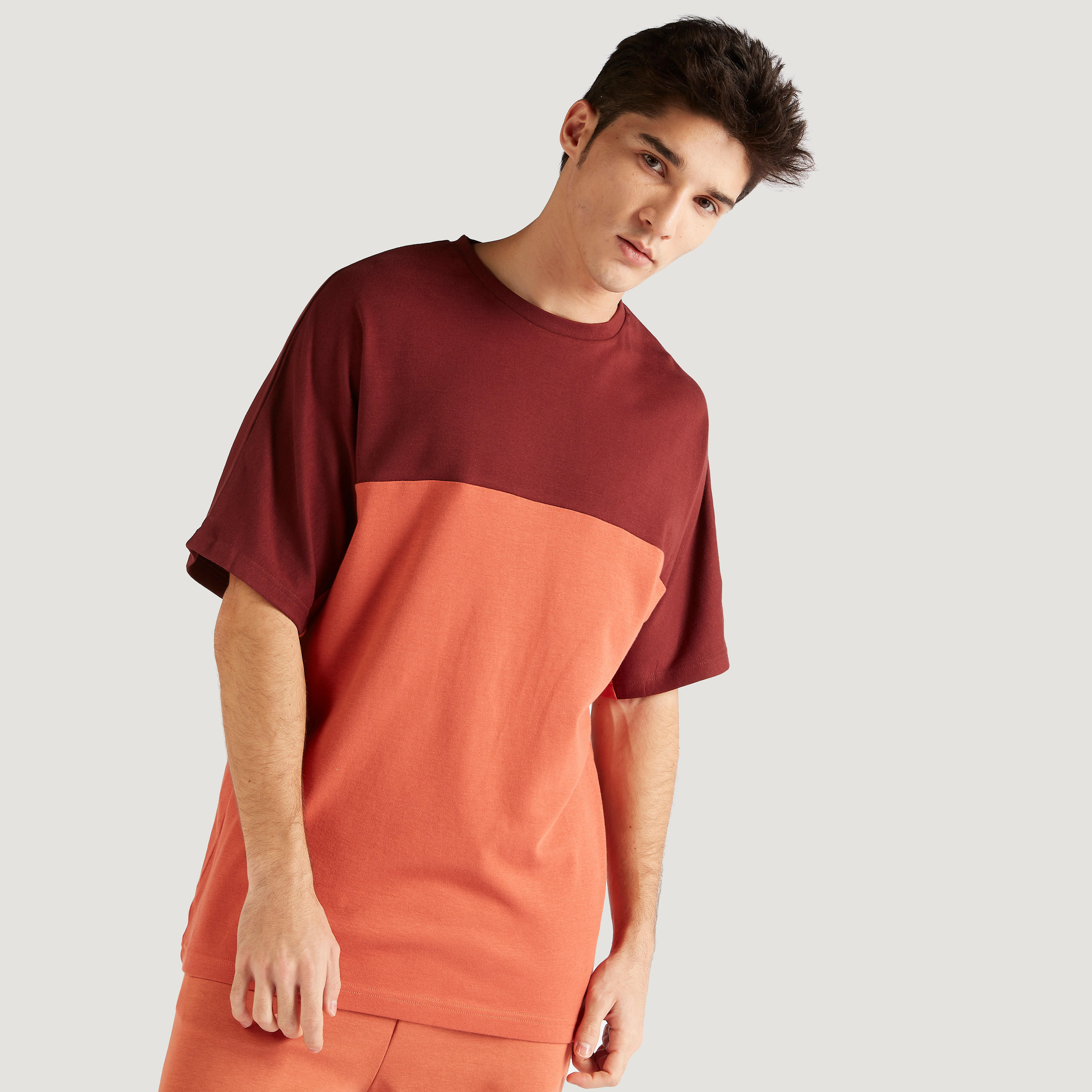 تيشيرت بياقة ضيّقة وأكمام قصيرة وطبعات-men-clothing-tshirtsandpolos-tshirts-image-1