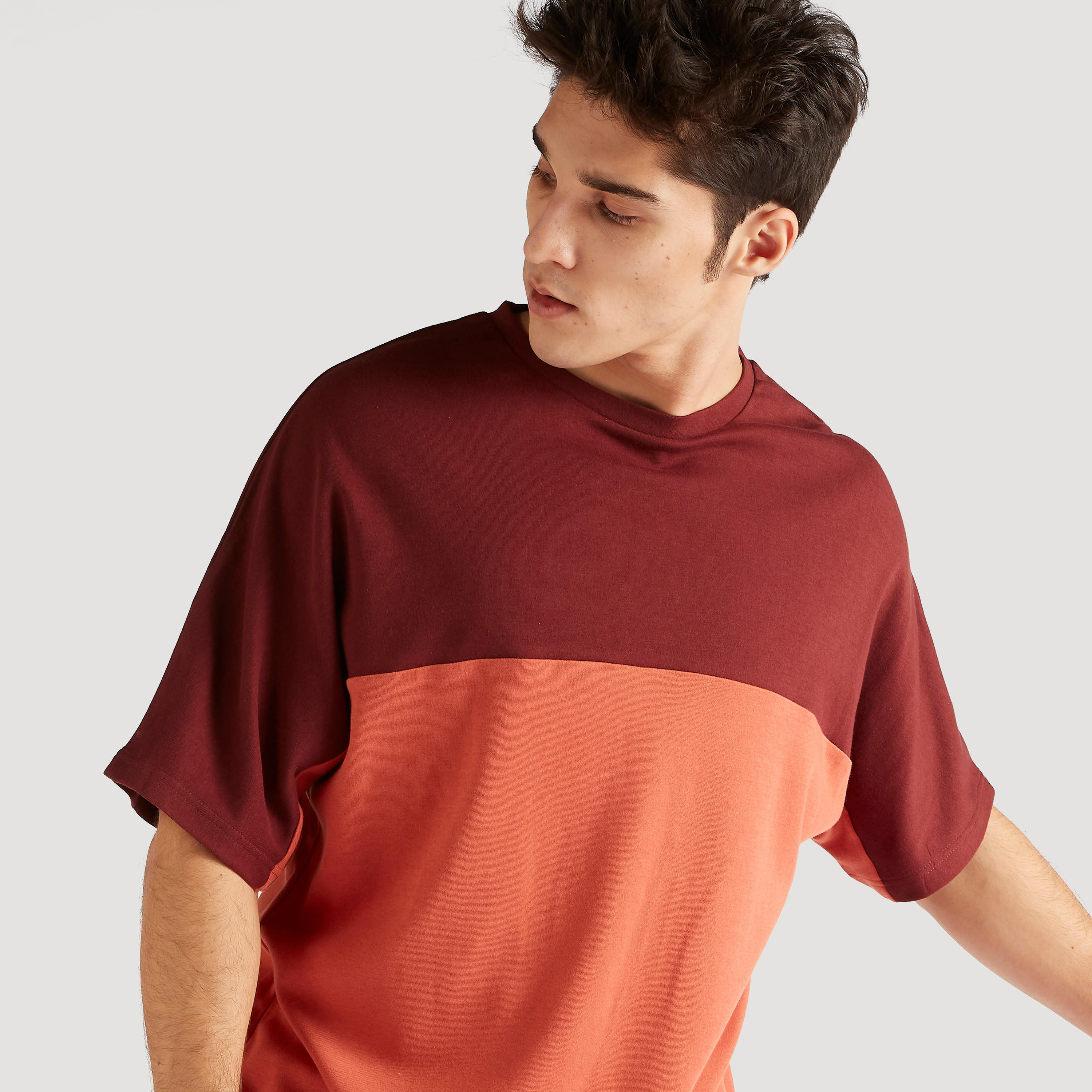 تيشيرت بياقة ضيّقة وأكمام قصيرة وطبعات-men-clothing-tshirtsandpolos-tshirts-image-6