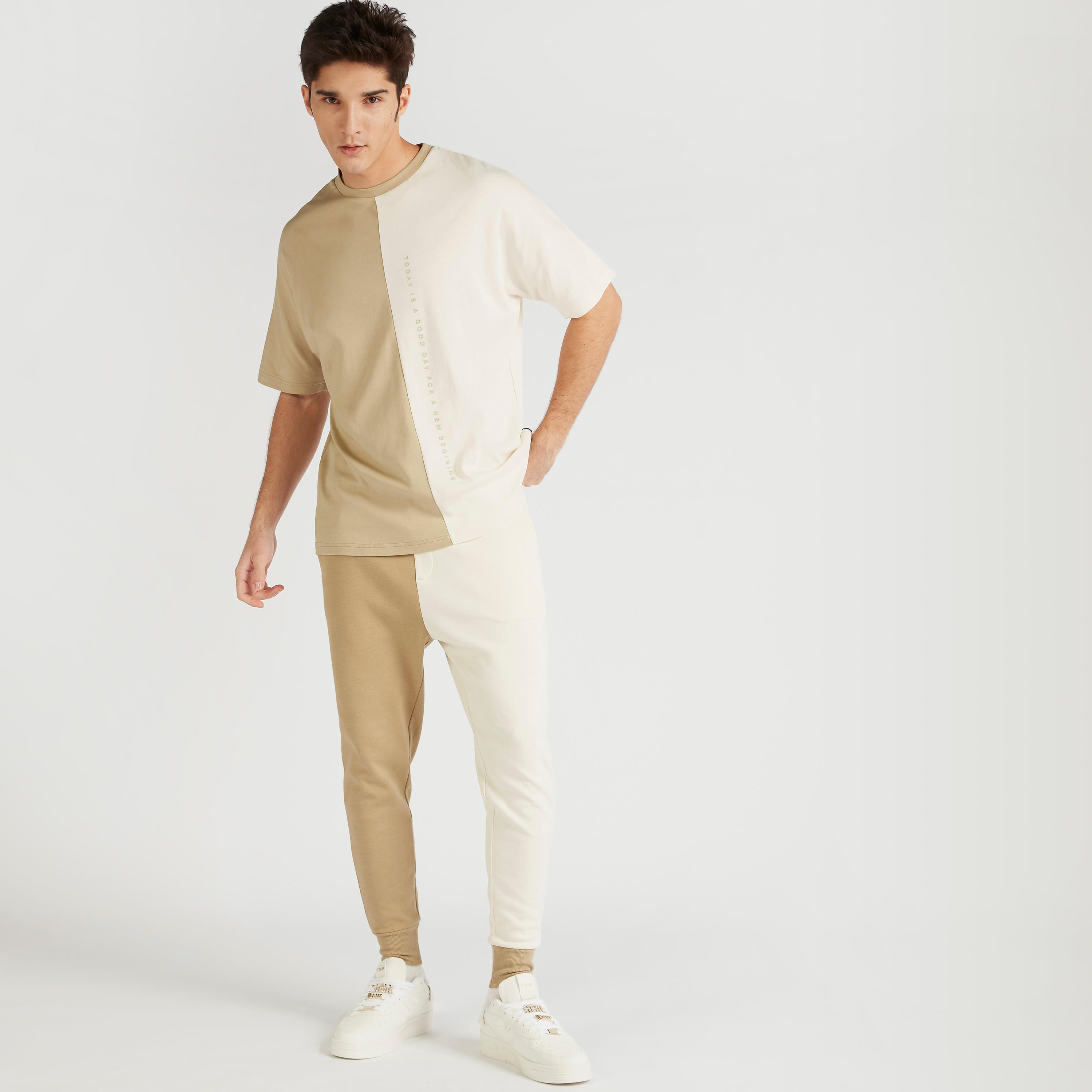 تيشيرت بقوالب ملوّنة وياقة ضيقة وأكمام قصيرة-men-clothing-tshirtsandpolos-tshirts-image-2