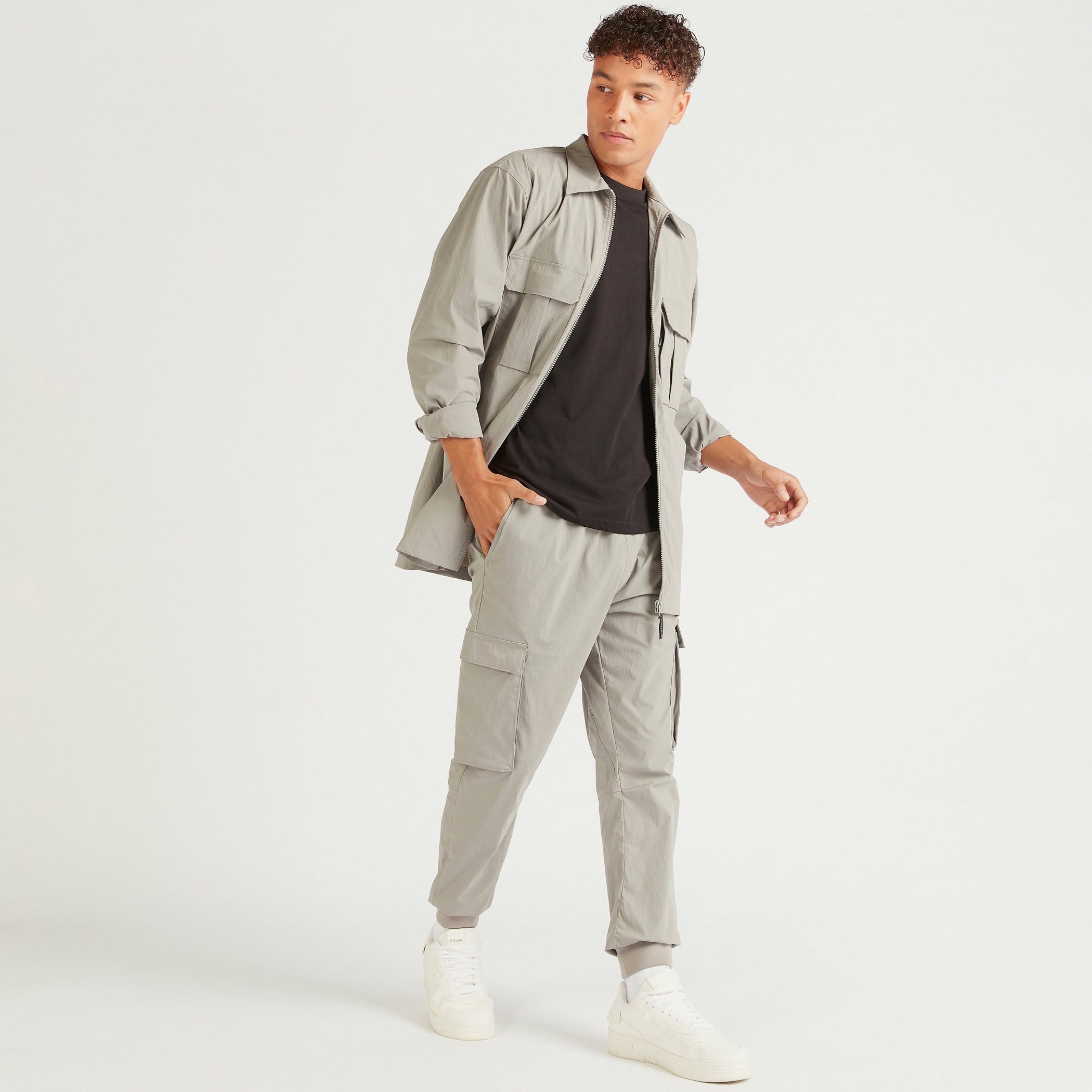 بنطلون رياضي سادة بخصر متوسط الارتفاع ورباط إغلاق وجيوب-men-clothing-bottoms-joggers-image-4