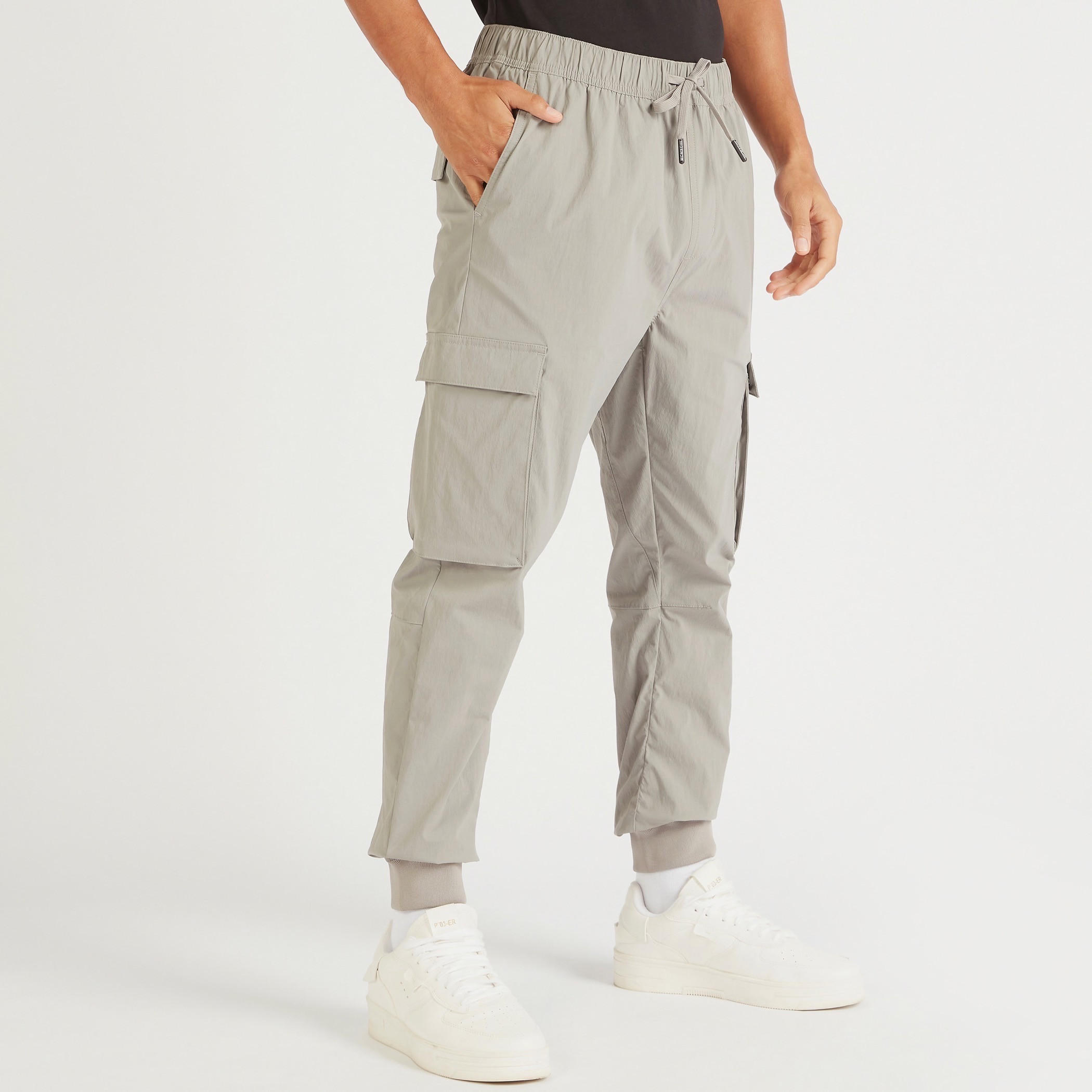 بنطلون رياضي سادة بخصر متوسط الارتفاع ورباط إغلاق وجيوب-men-clothing-bottoms-joggers-image-5