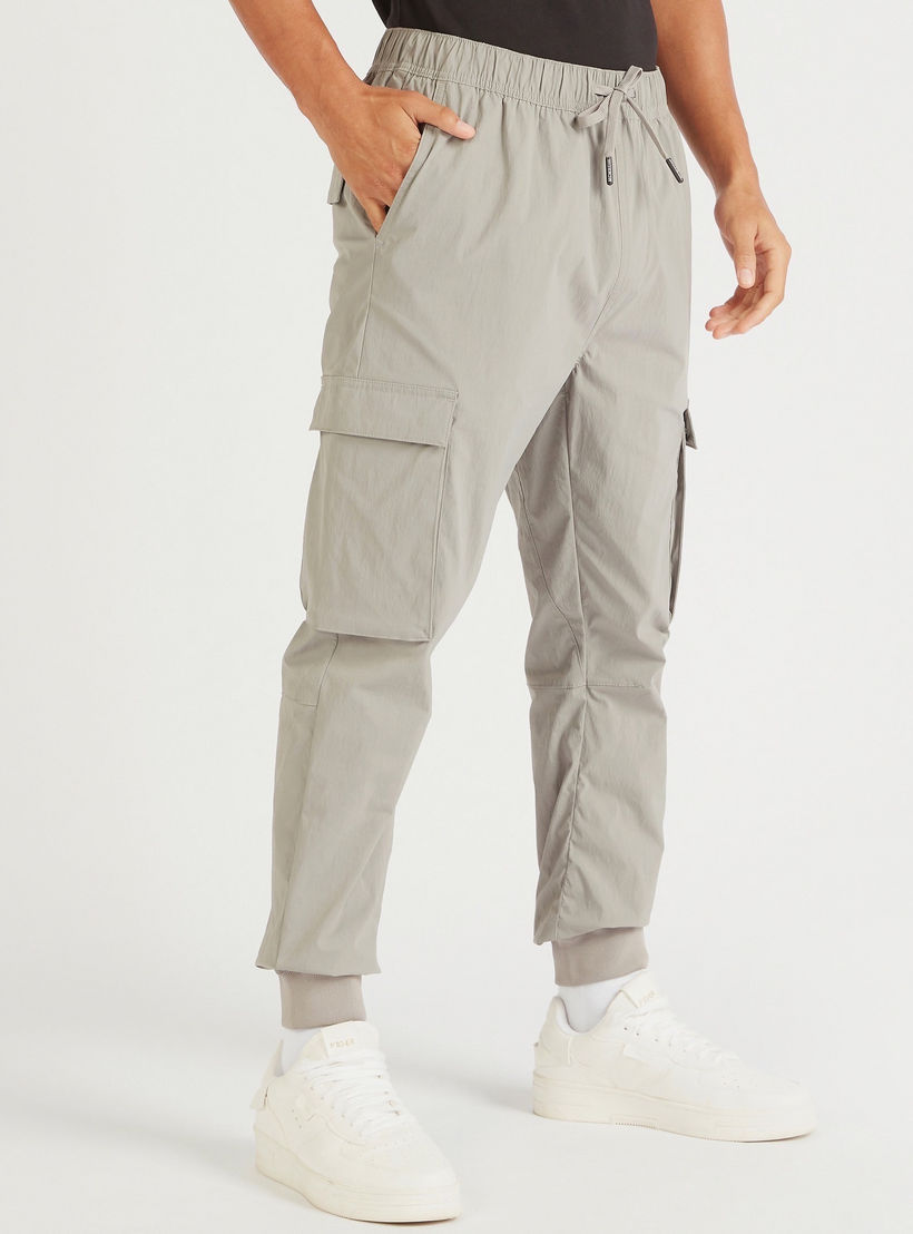 بنطلون رياضي سادة بخصر متوسط الارتفاع ورباط إغلاق وجيوب-men-clothing-bottoms-joggers-image-5
