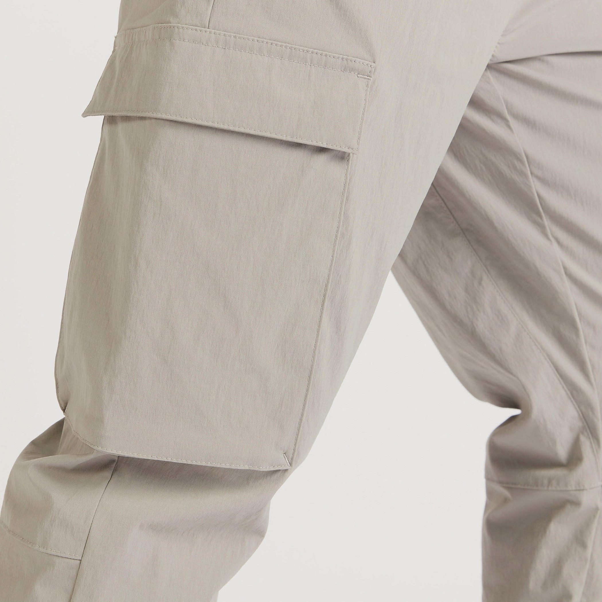 بنطلون رياضي سادة بخصر متوسط الارتفاع ورباط إغلاق وجيوب-men-clothing-bottoms-joggers-image-3