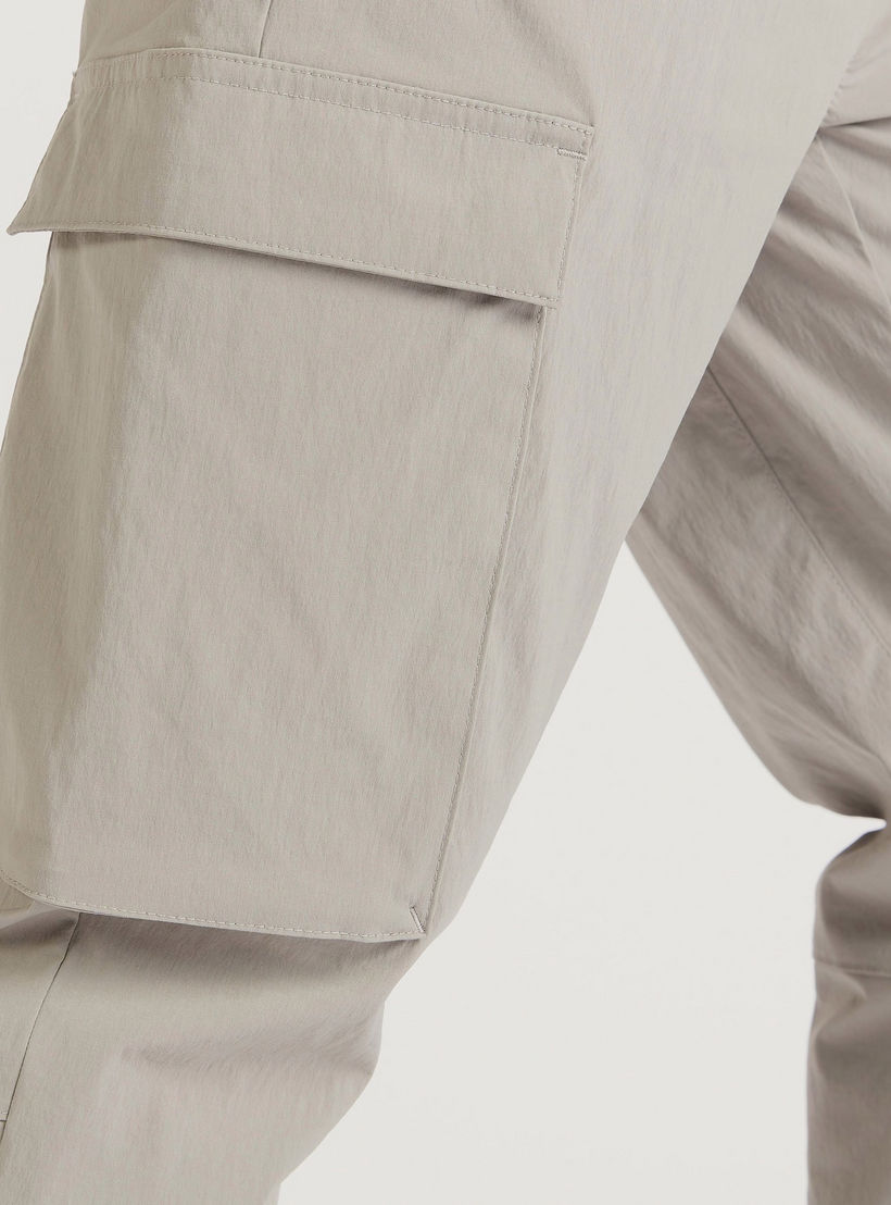بنطلون رياضي سادة بخصر متوسط الارتفاع ورباط إغلاق وجيوب-men-clothing-bottoms-joggers-image-3