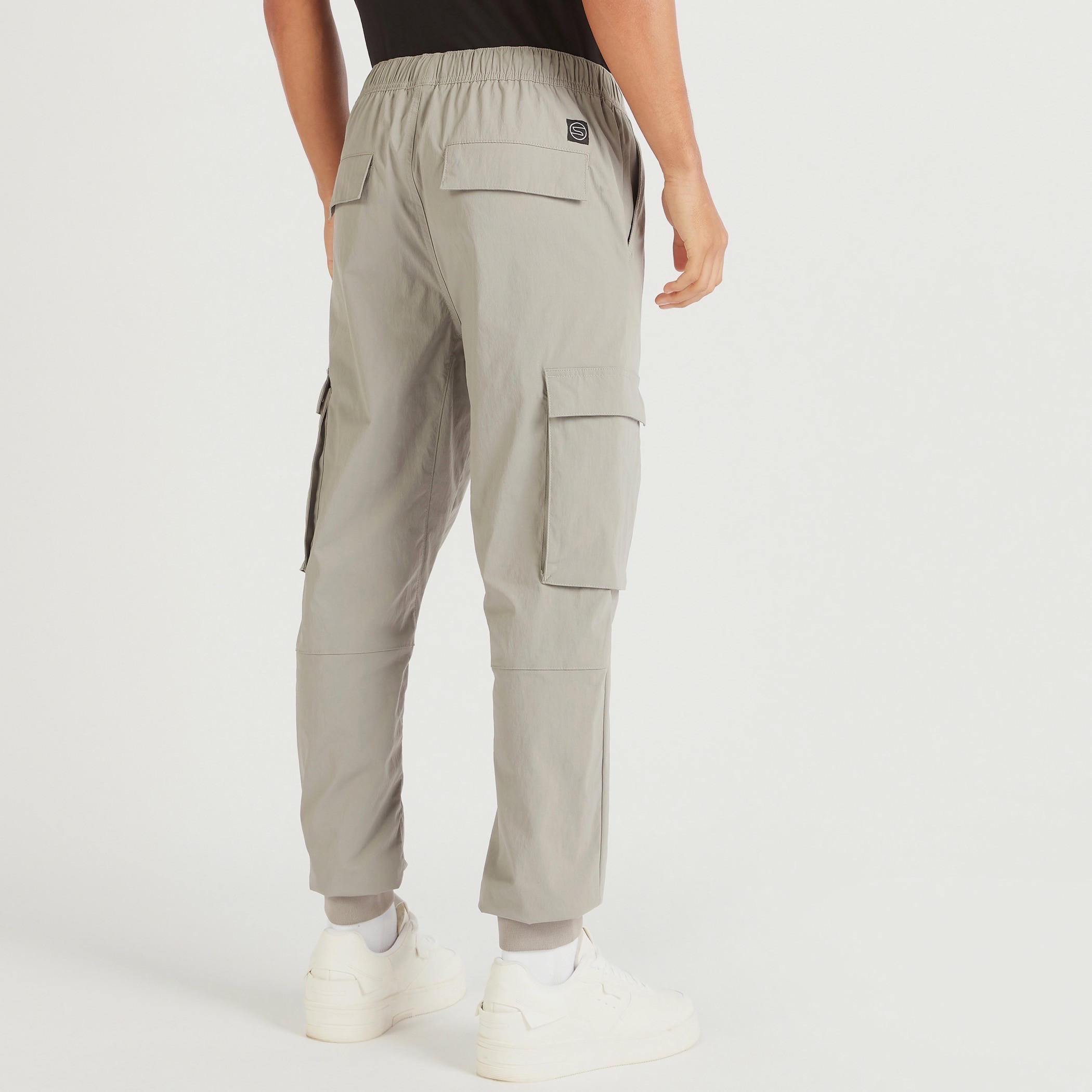 بنطلون رياضي سادة بخصر متوسط الارتفاع ورباط إغلاق وجيوب-men-clothing-bottoms-joggers-image-2