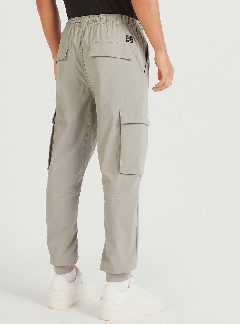 بنطلون رياضي سادة بخصر متوسط الارتفاع ورباط إغلاق وجيوب-men-clothing-bottoms-joggers-image-2