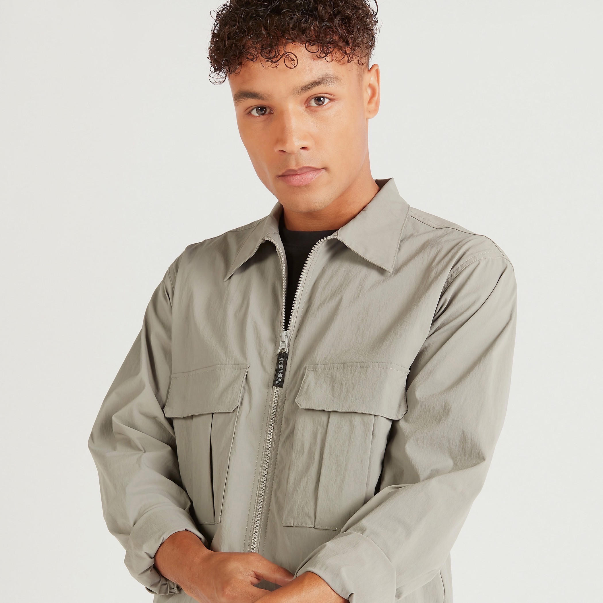 جاكيت خفيف سادة بسحّاب مع أكمام طويلة وجيوب-men-clothing-jacketsandblazers-jackets-image-6