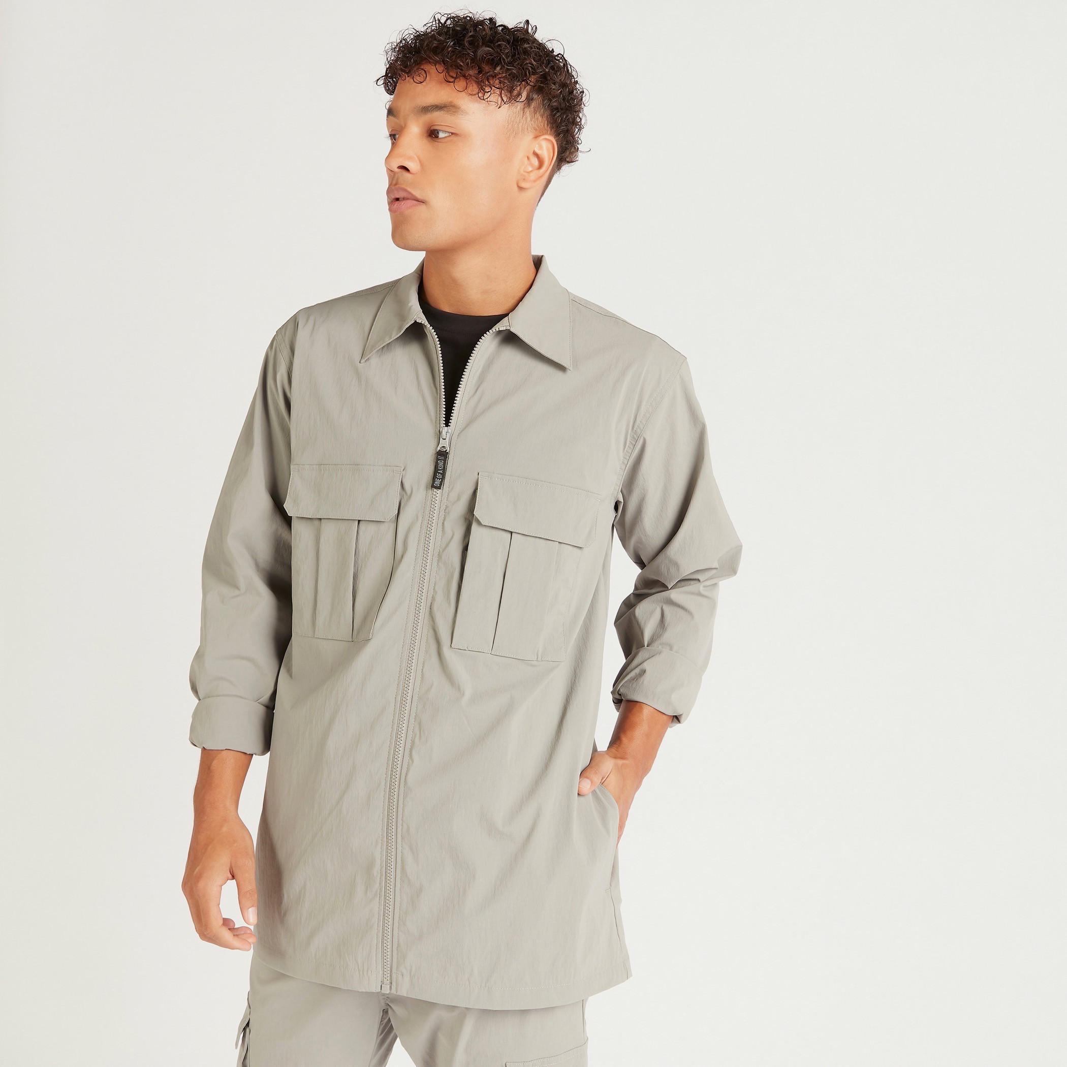 جاكيت خفيف سادة بسحّاب مع أكمام طويلة وجيوب-men-clothing-jacketsandblazers-jackets-image-4