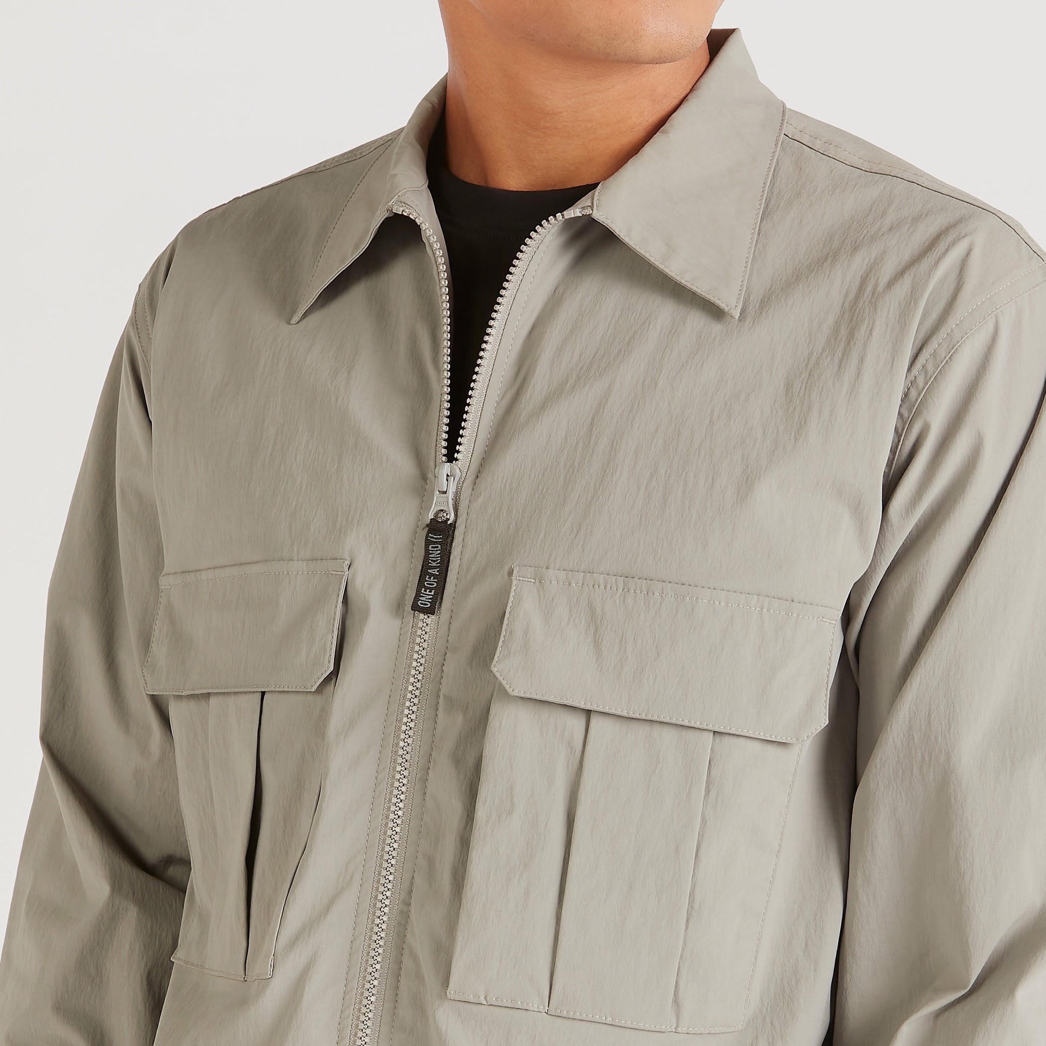 جاكيت خفيف سادة بسحّاب مع أكمام طويلة وجيوب-men-clothing-jacketsandblazers-jackets-image-3