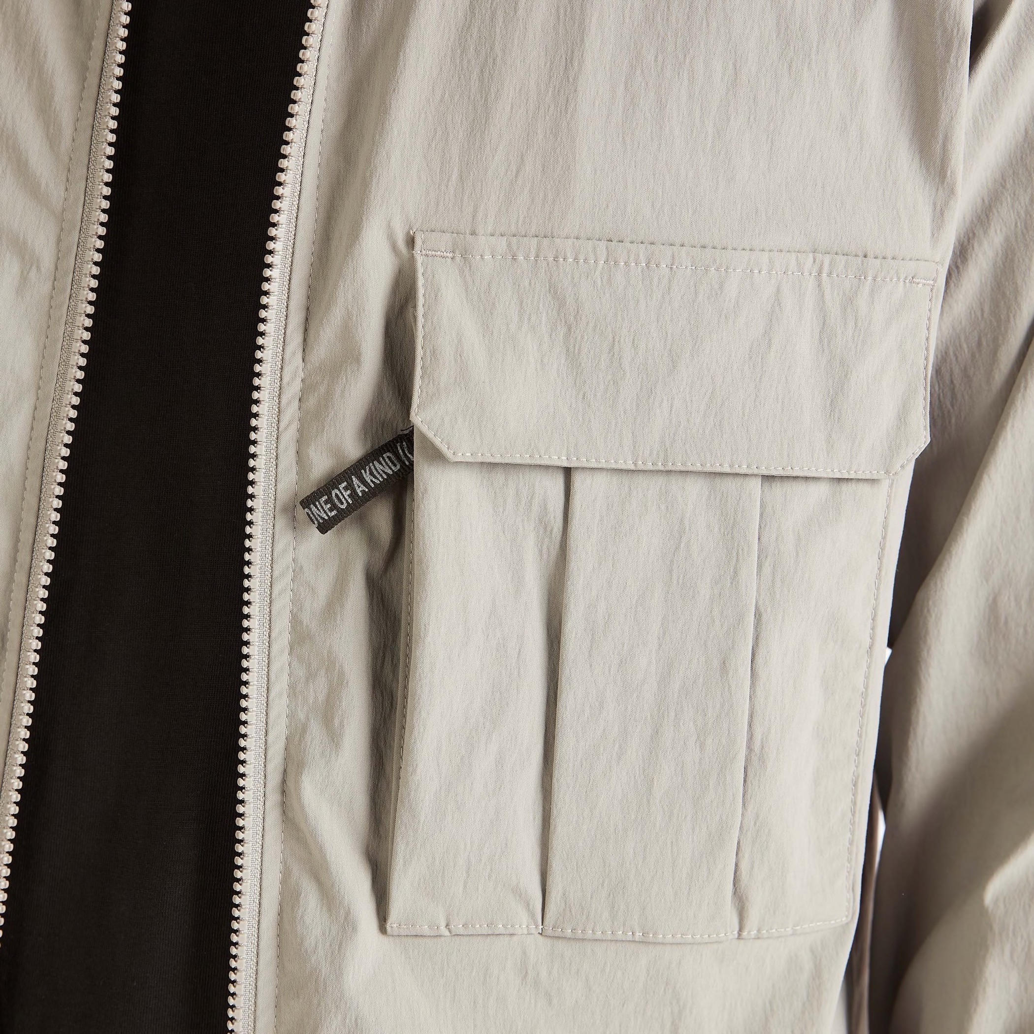 جاكيت خفيف سادة بسحّاب مع أكمام طويلة وجيوب-men-clothing-jacketsandblazers-jackets-image-1