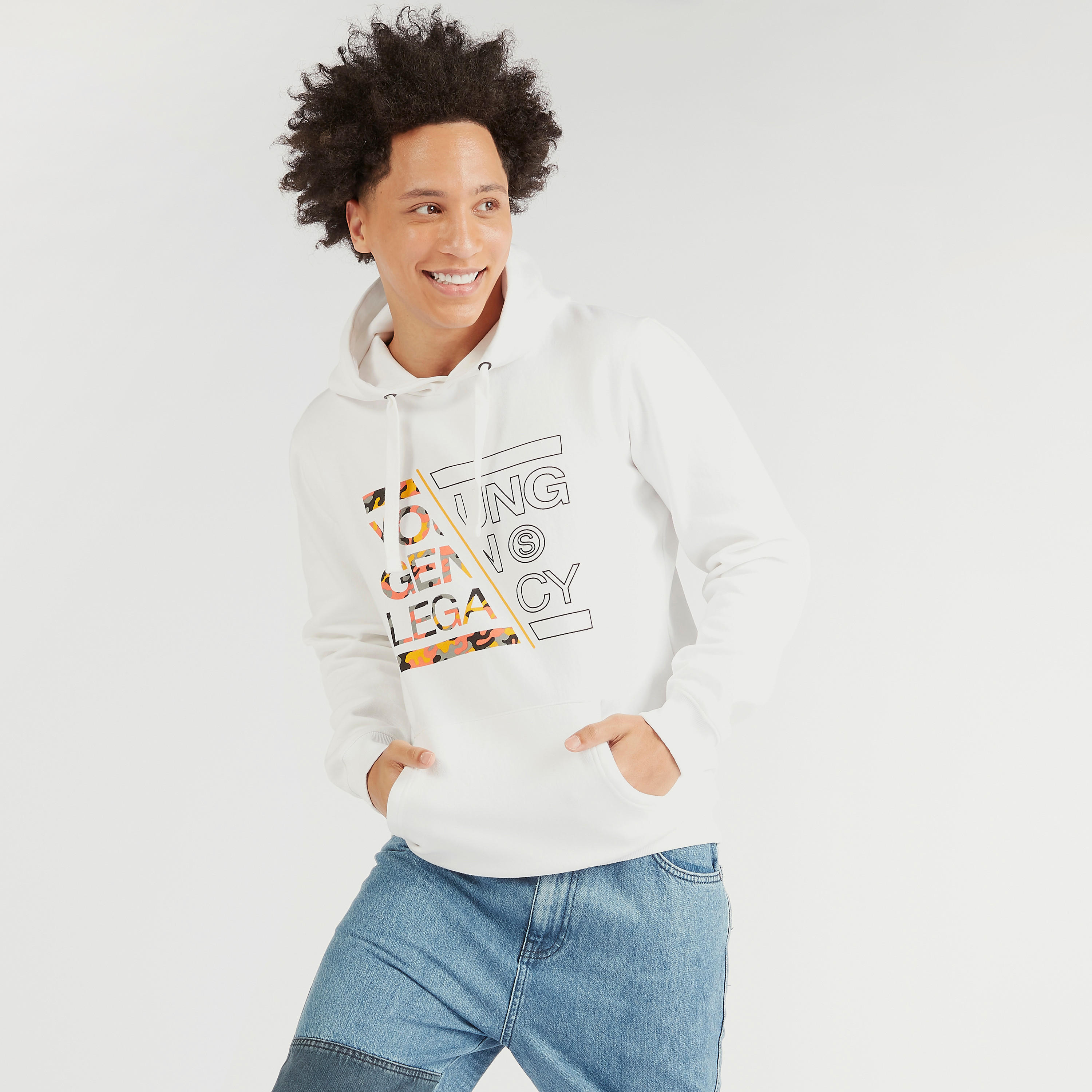 سويت شيرت بقبعة وأكمام طويلة وطبعات جرافيك-men-winterwear-hoodiesandsweatshirts-image-5