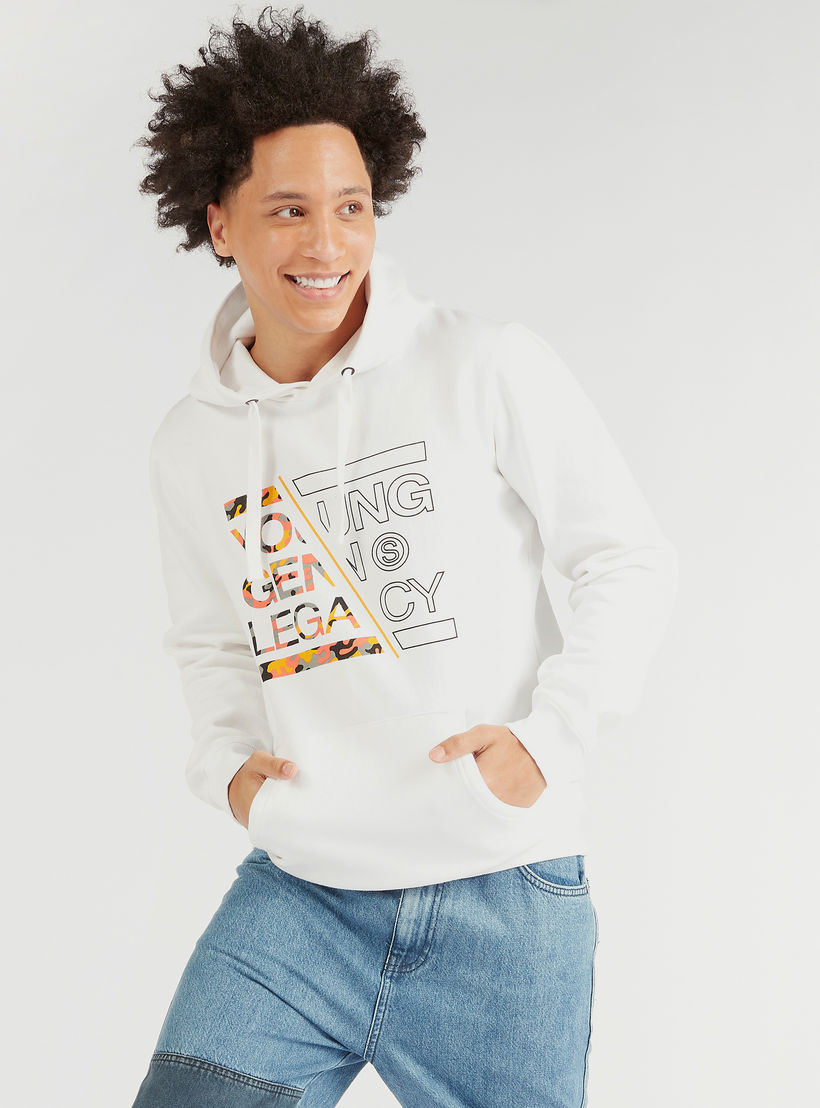 سويت شيرت بقبعة وأكمام طويلة وطبعات جرافيك-men-winterwear-hoodiesandsweatshirts-image-5
