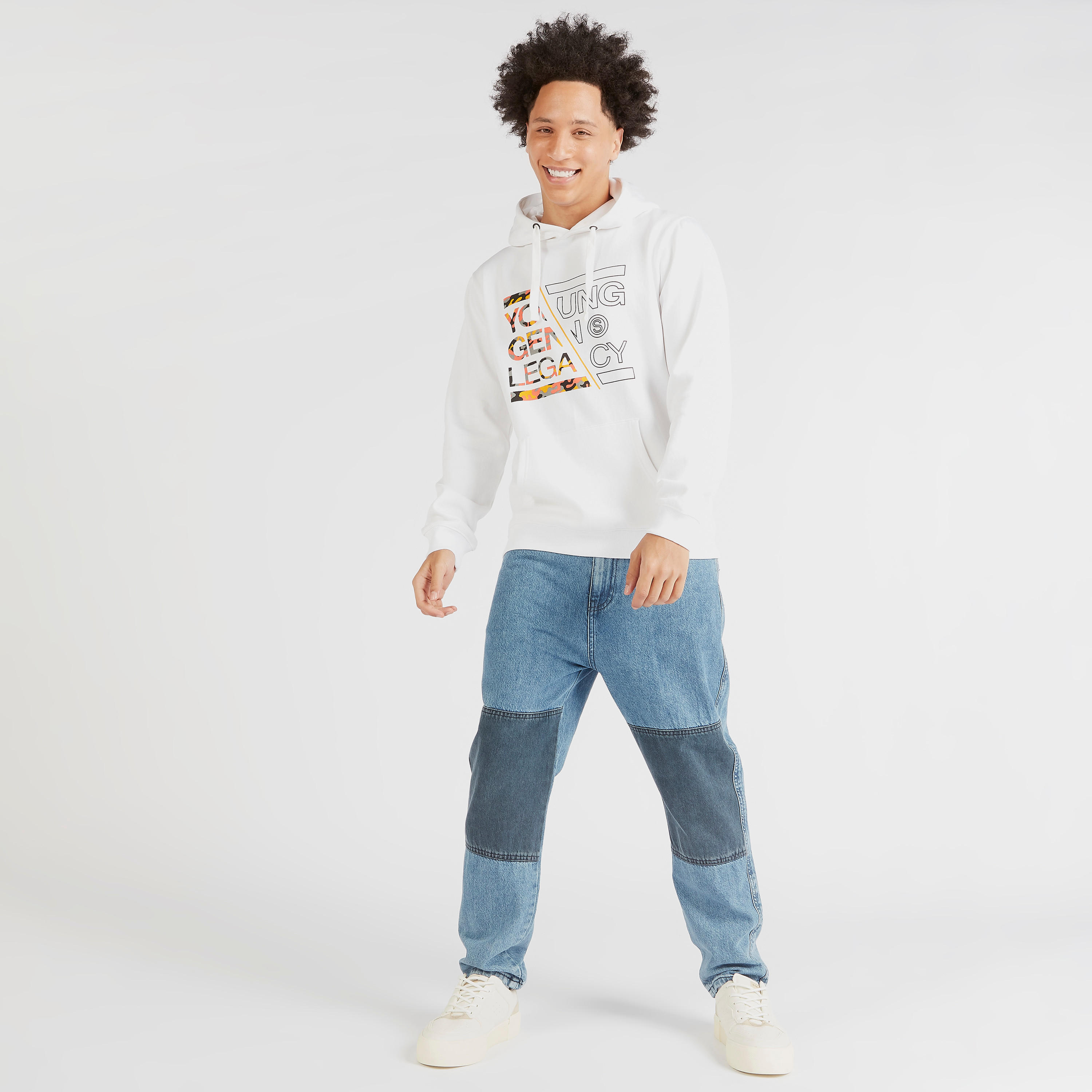سويت شيرت بقبعة وأكمام طويلة وطبعات جرافيك-men-winterwear-hoodiesandsweatshirts-image-4