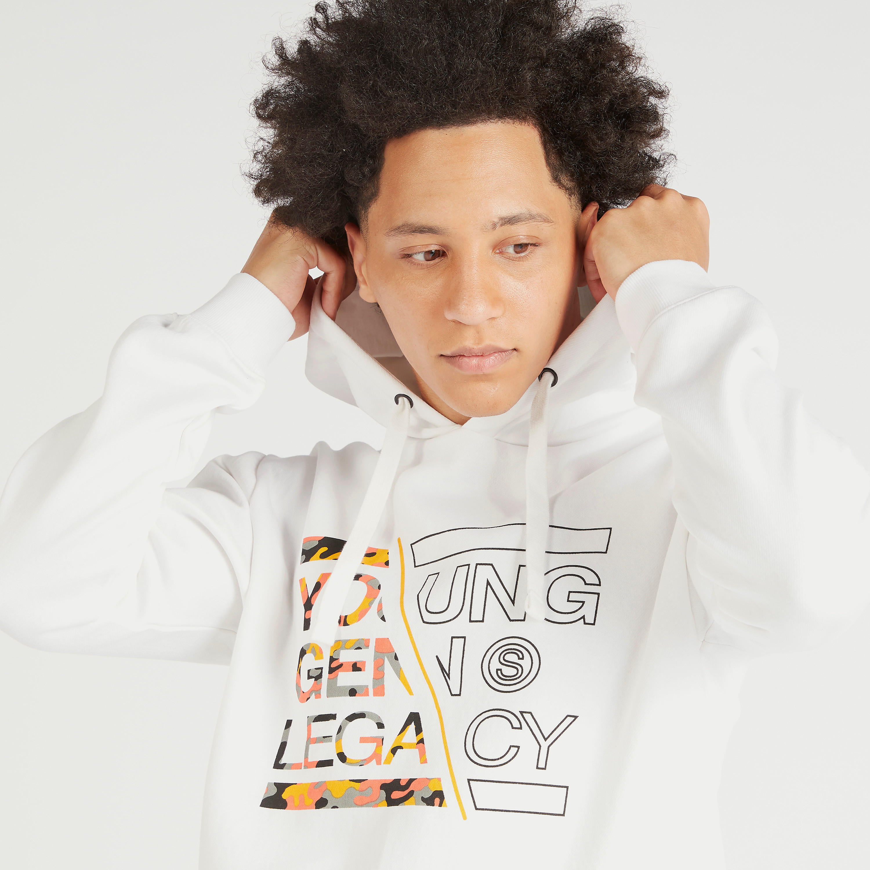 سويت شيرت بقبعة وأكمام طويلة وطبعات جرافيك-men-winterwear-hoodiesandsweatshirts-image-3