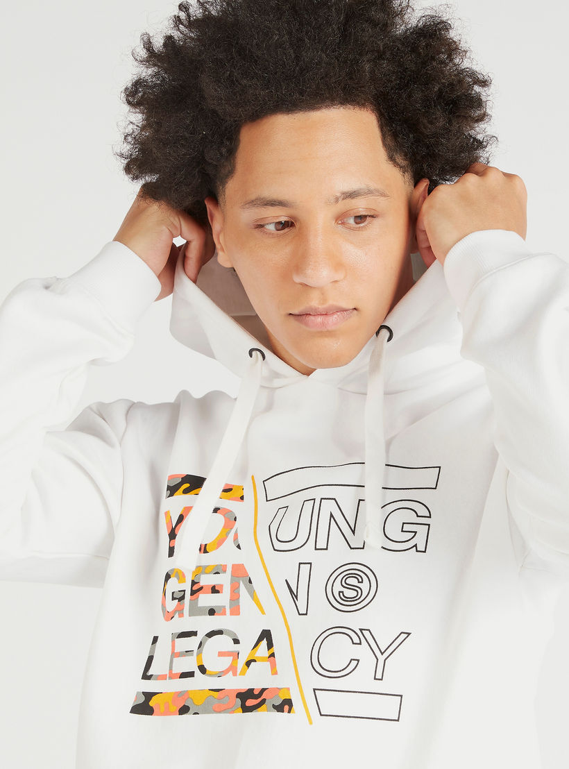 سويت شيرت بقبعة وأكمام طويلة وطبعات جرافيك-men-winterwear-hoodiesandsweatshirts-image-3