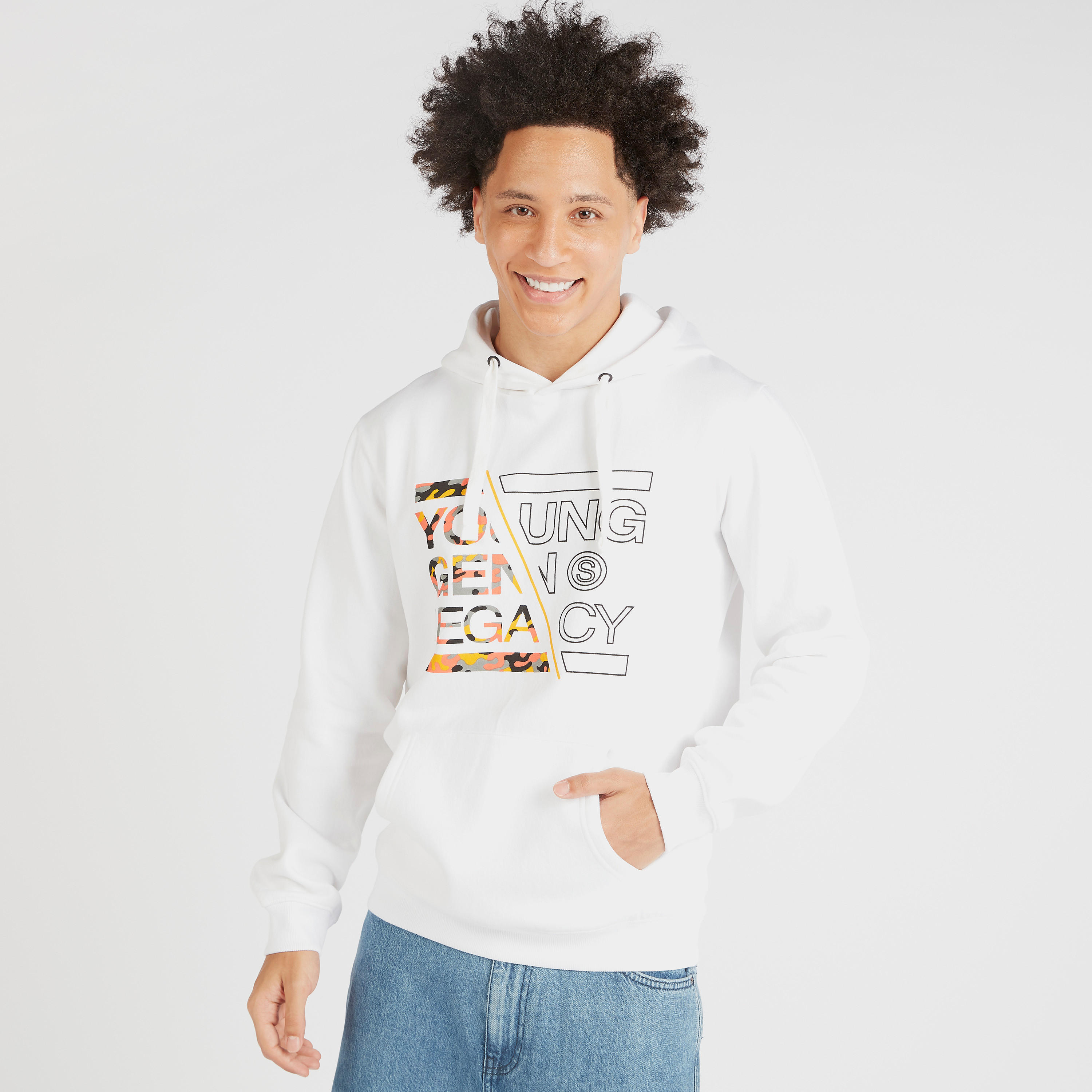 سويت شيرت بقبعة وأكمام طويلة وطبعات جرافيك-men-winterwear-hoodiesandsweatshirts-image-1