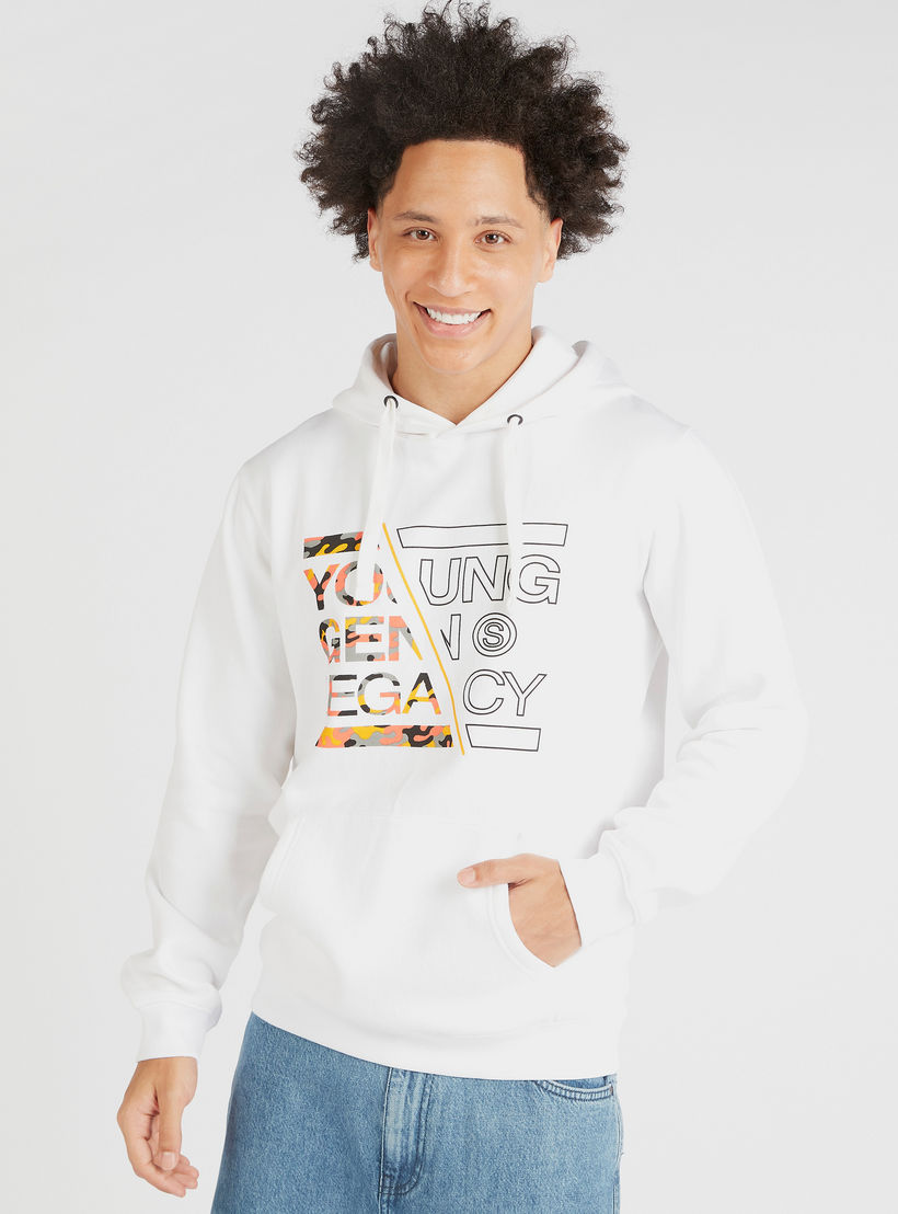 سويت شيرت بقبعة وأكمام طويلة وطبعات جرافيك-men-winterwear-hoodiesandsweatshirts-image-1