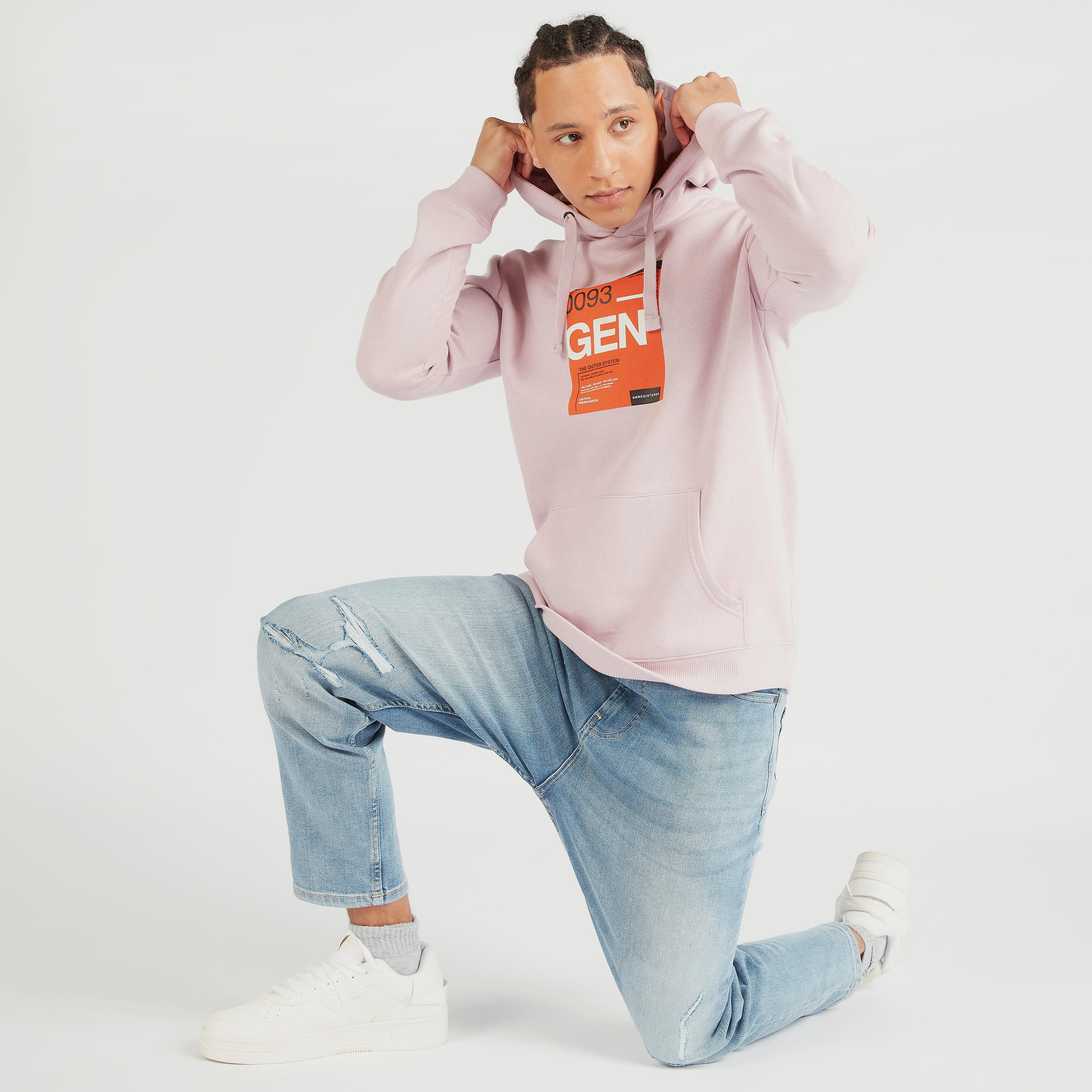 سويت شيرت سادة بقبعة وأكمام طويلة  وطبعات جرافيك-men-winterwear-hoodiesandsweatshirts-image-2