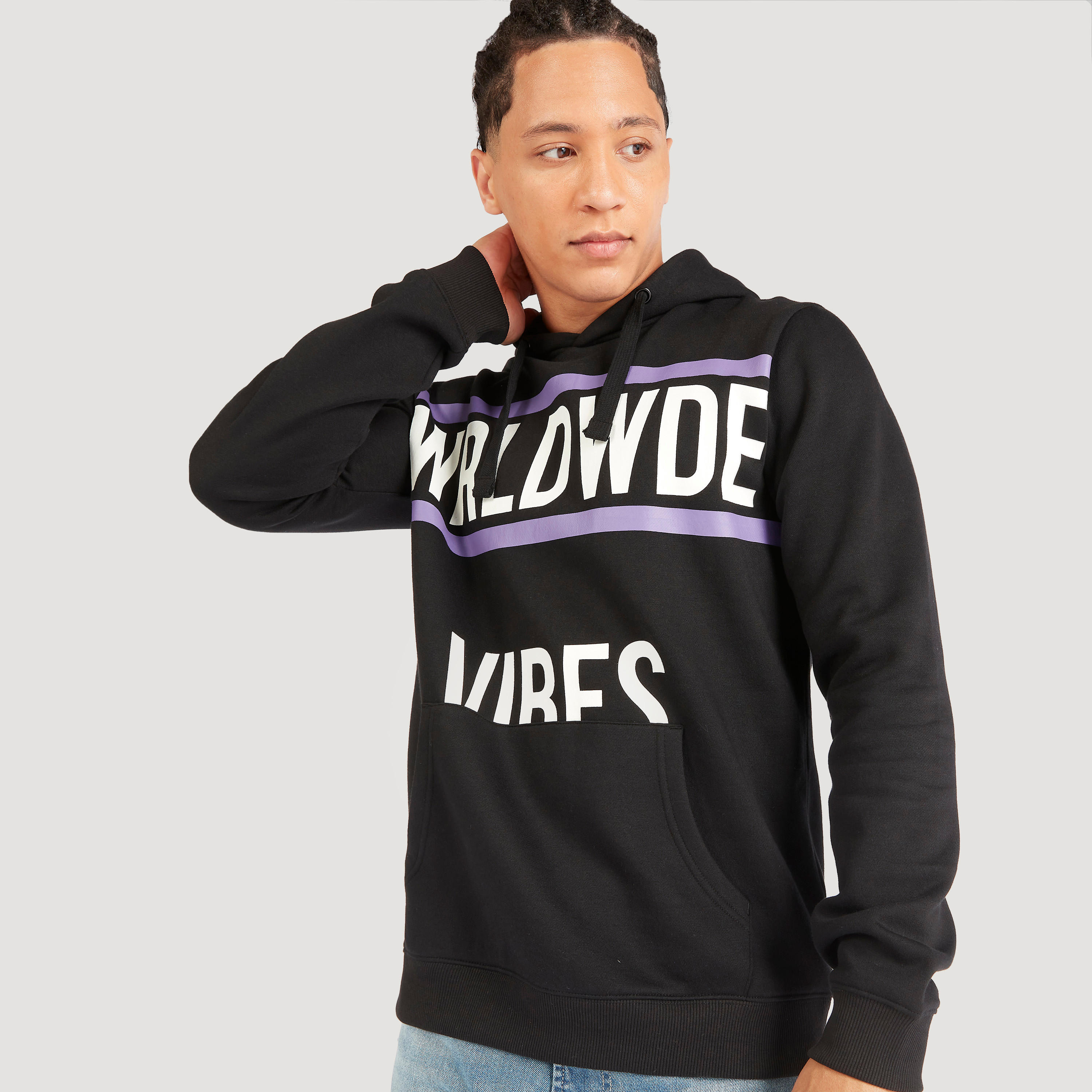 سويت شيرت بقبّعة وطبعات وأكمام طويلة-men-winterwear-hoodiesandsweatshirts-image-4